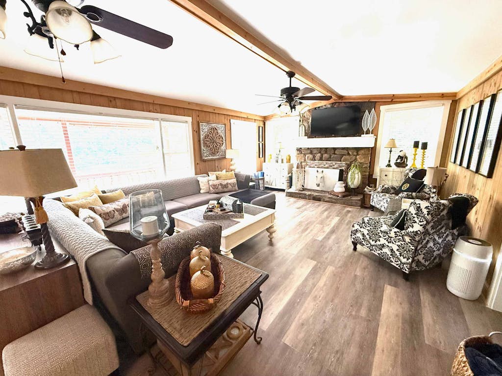 Lakeside Cove, Private Lake, Dog-friendly, Trout Fishing & Mountain Views
