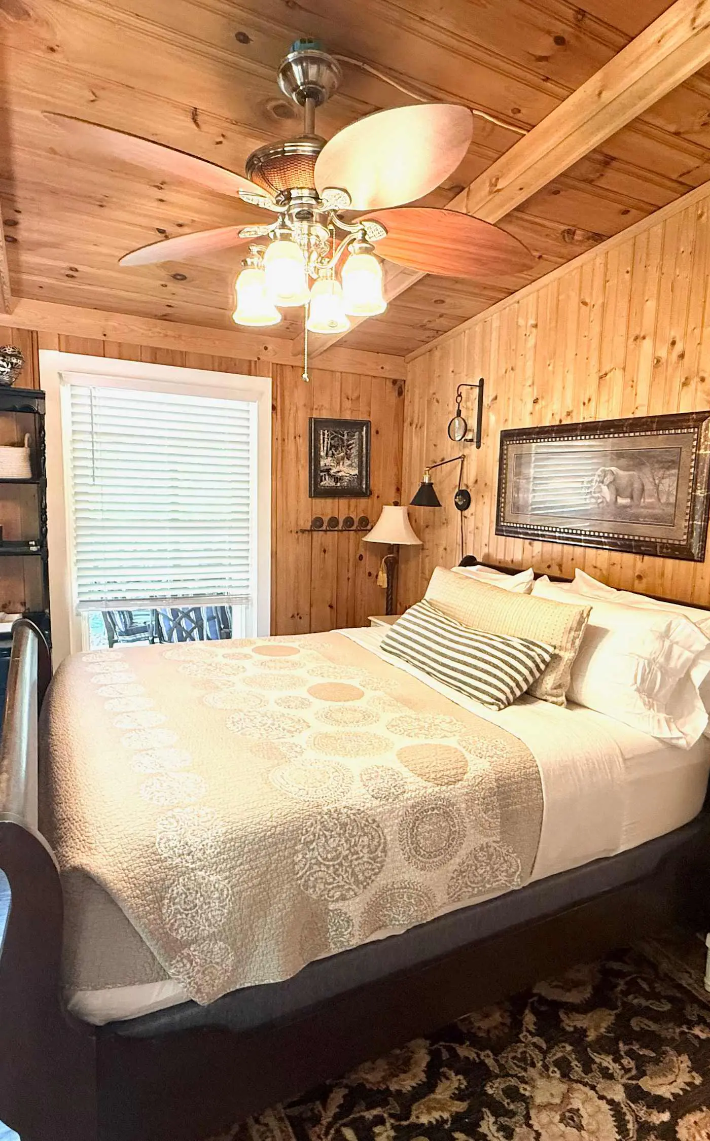 Lakeside Cove, Private Lake, Dog-friendly, Trout Fishing & Mountain Views