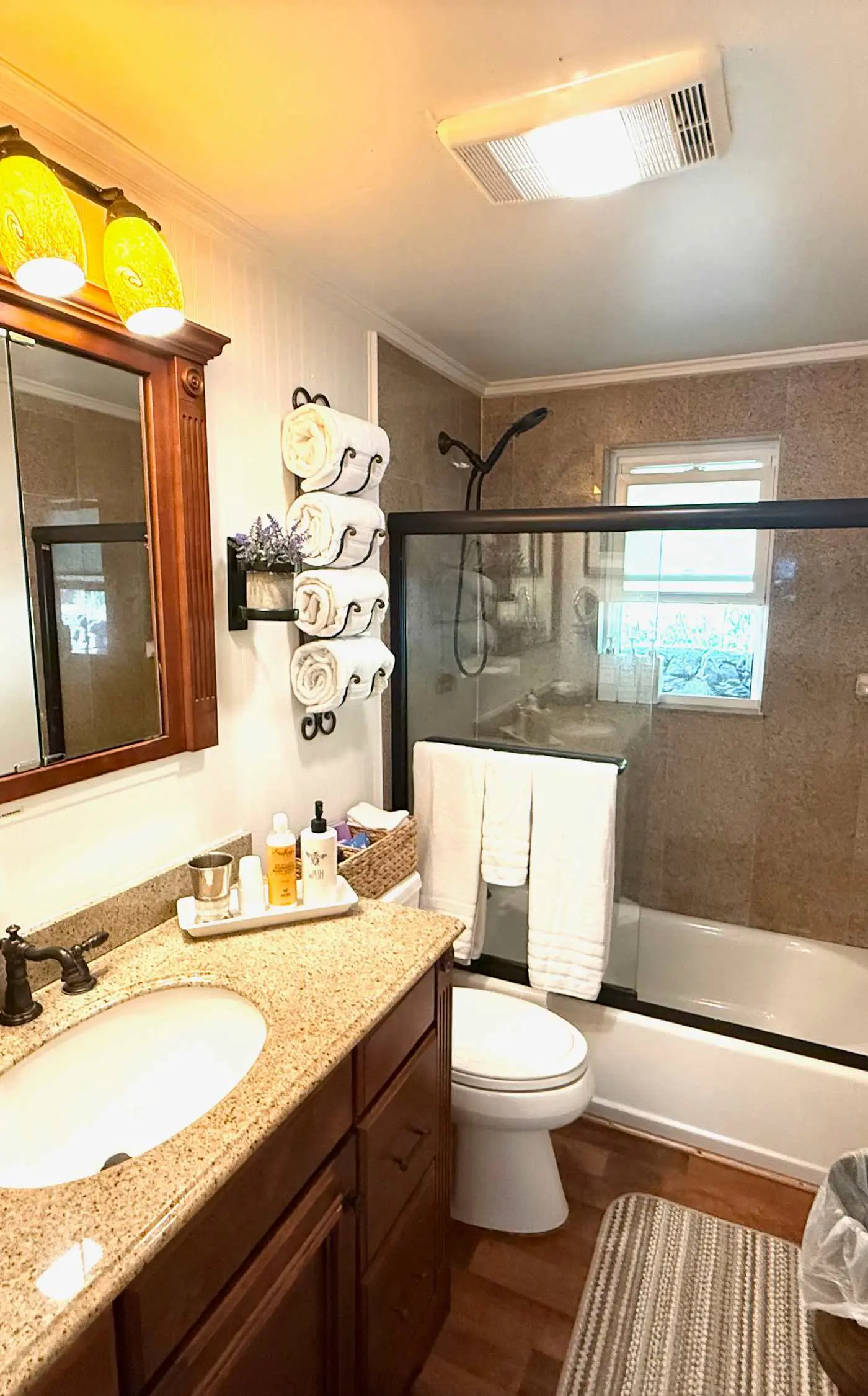 Lakeside Cove, Private Lake, Dog-friendly, Trout Fishing & Mountain Views