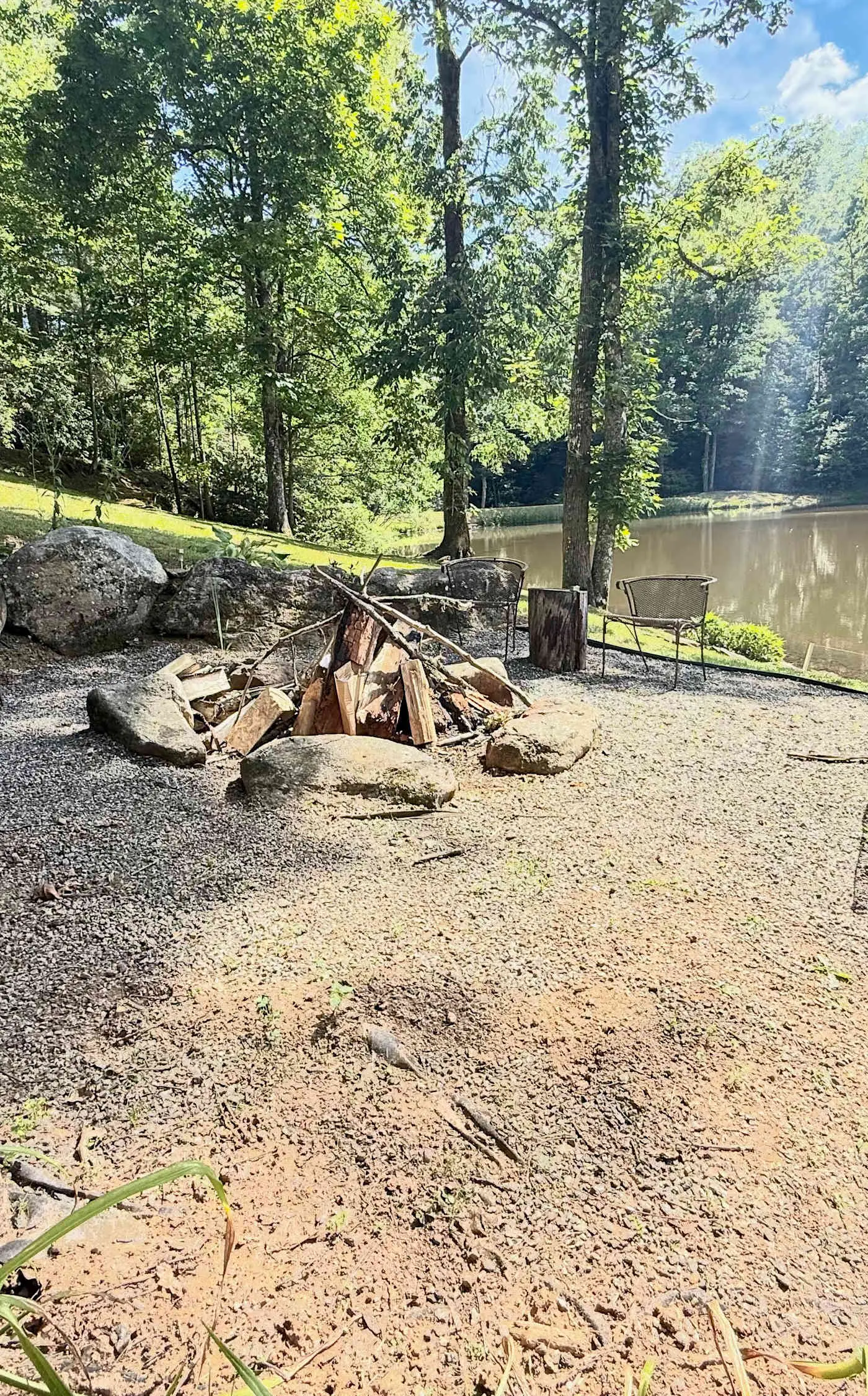 Lakeside Cove, Private Lake, Dog-friendly, Trout Fishing & Mountain Views