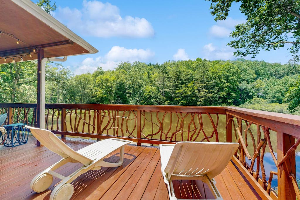 Lakeside Cove, Private Lake, Waterfront, Trout Fishing & Mountain Views