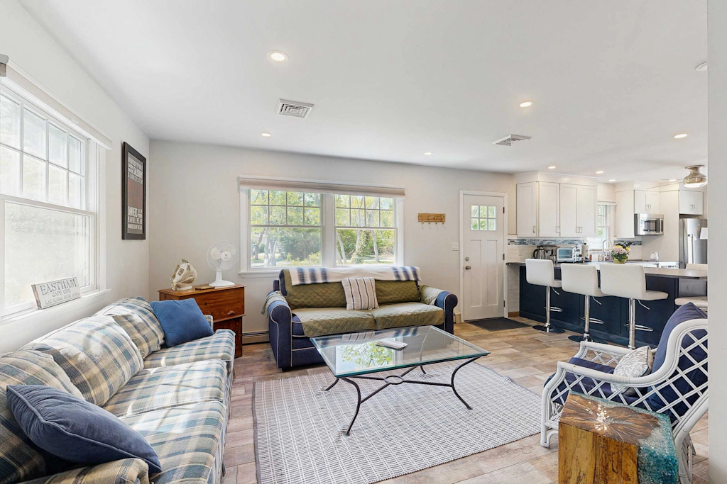 Massasoit Hills House, Close to Beach with AC, Yard & Deck