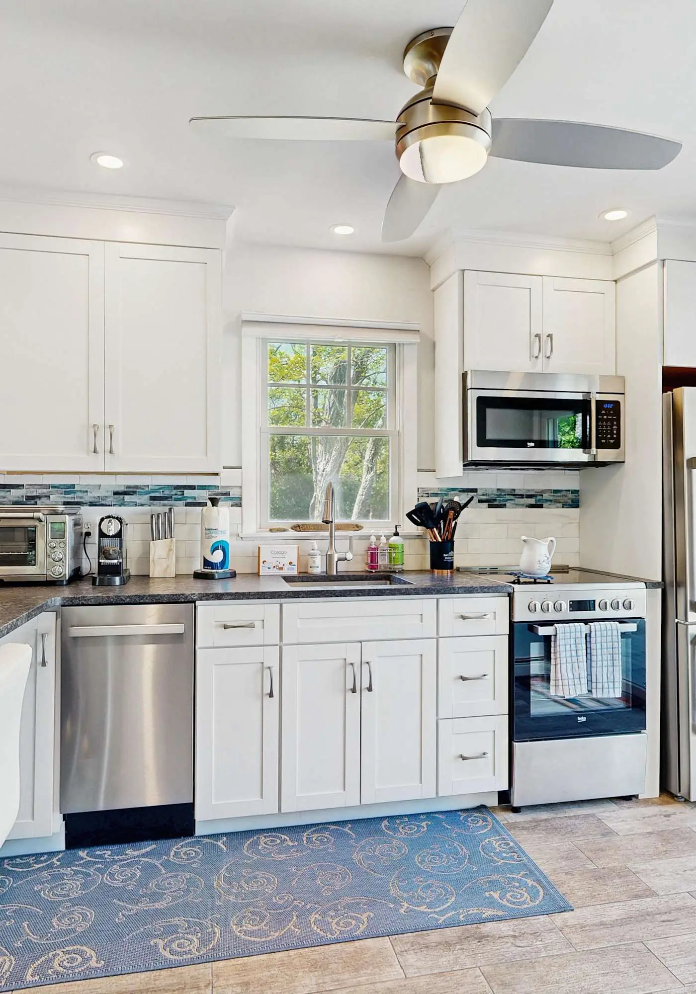 Massasoit Hills House, Close to Beach with AC, Yard & Deck