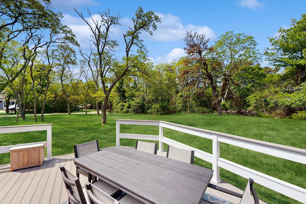 Massasoit Hills House, Close to Beach with AC, Yard & Deck