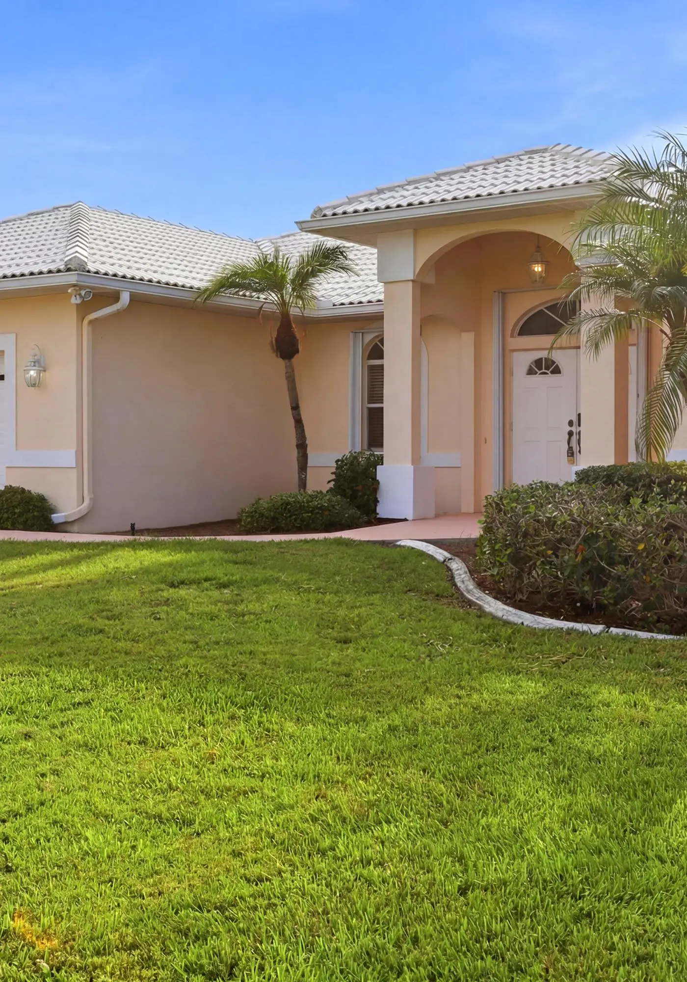 Gorgeous home with private pool & outdoor space, dock
