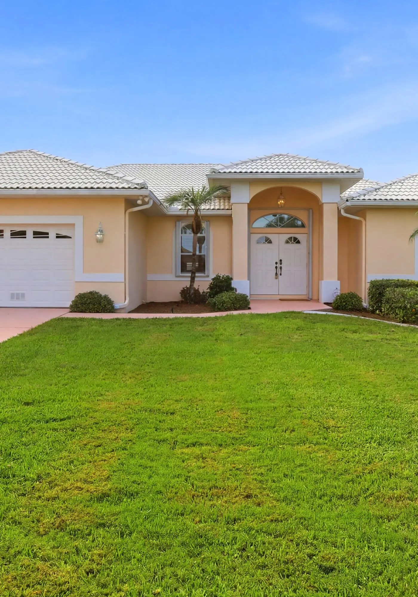 Gorgeous home with private pool & outdoor space, dock