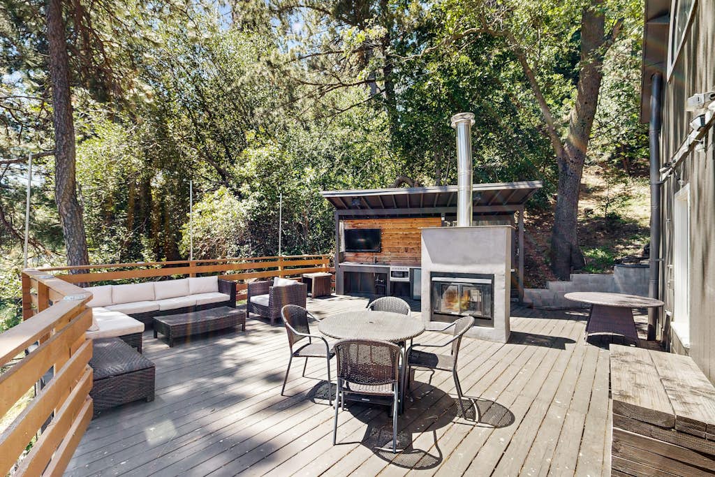 The Polished Pine | Treetop Views | Large Deck | Sleeps 6