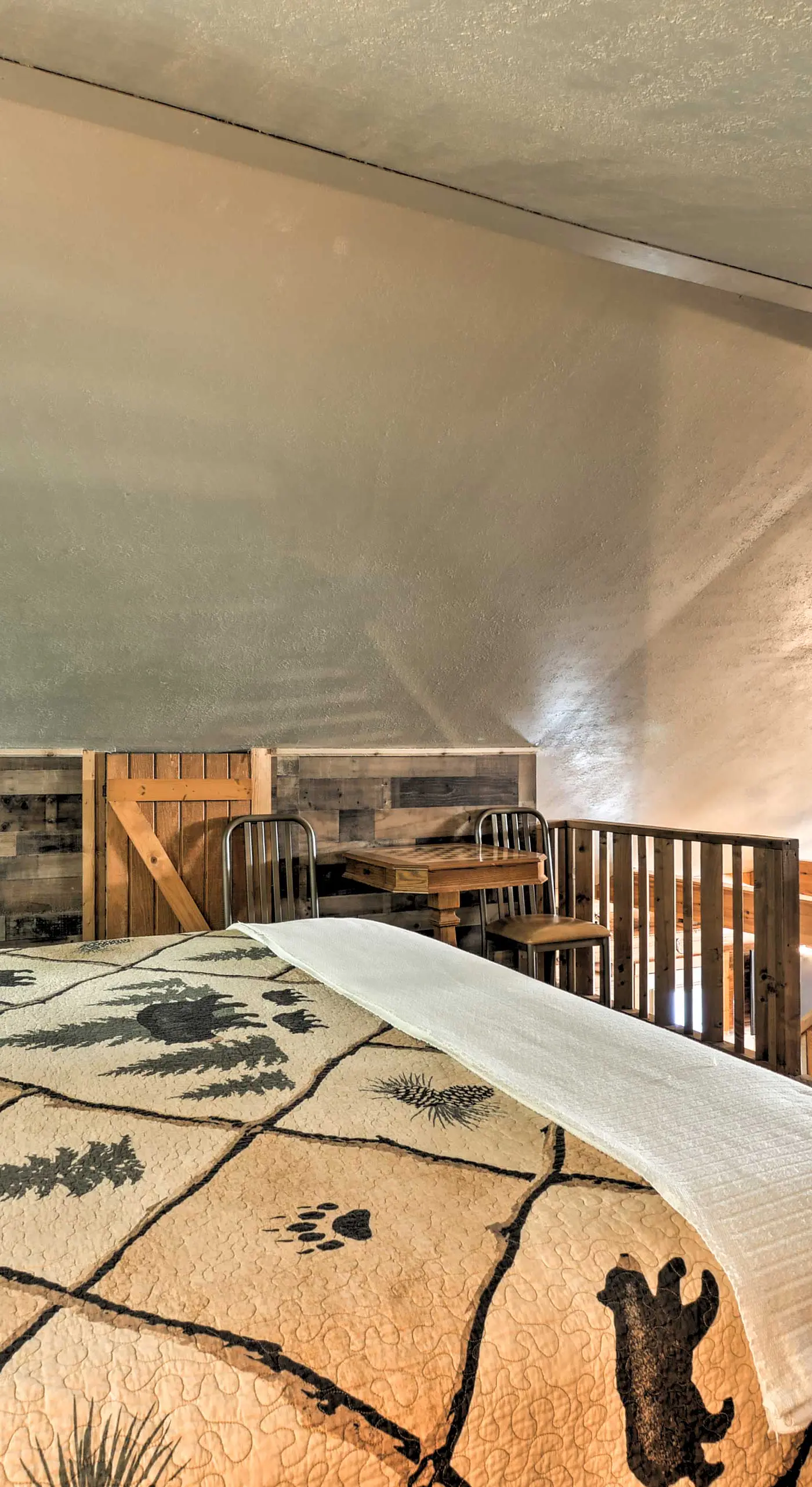 Tenn River Cabin w/ Hot Tub - 10 Mi to Chattanooga