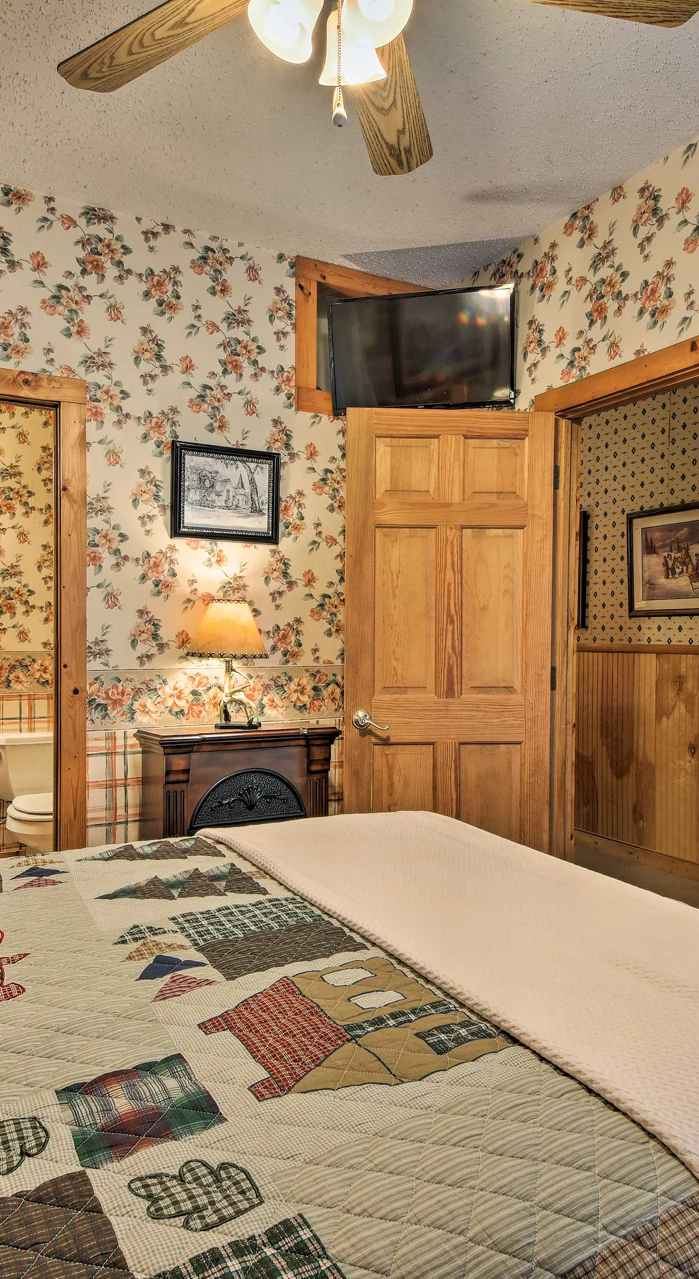 Tenn River Cabin w/ Hot Tub - 10 Mi to Chattanooga