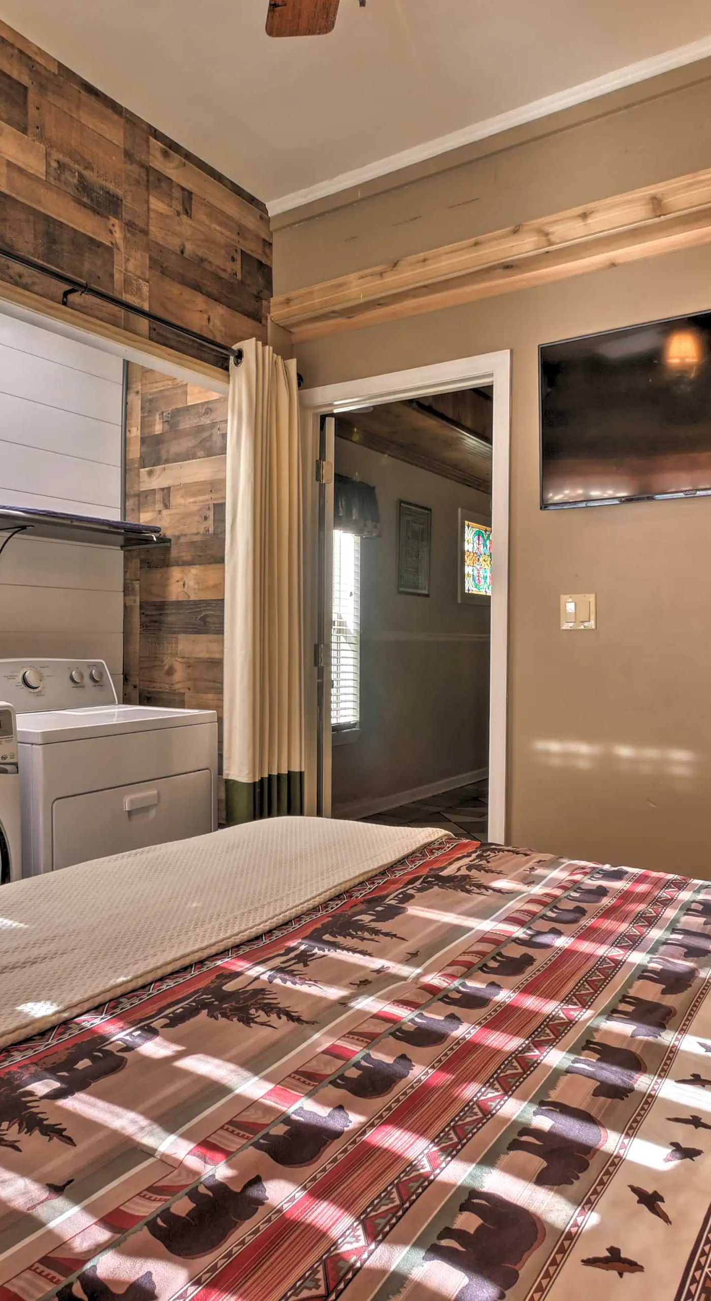 Tenn River Cabin w/ Hot Tub - 10 Mi to Chattanooga