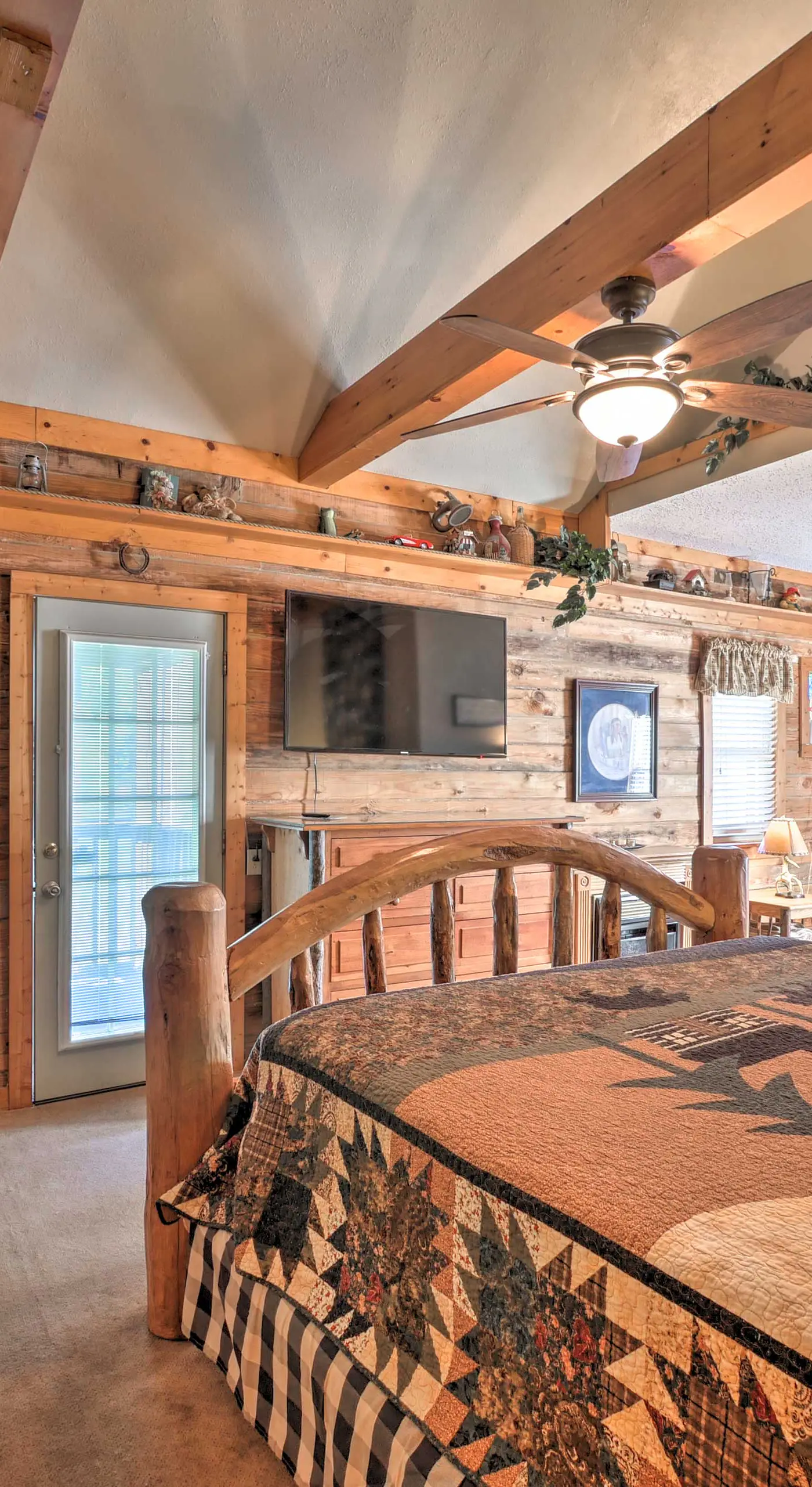 Tenn River Cabin w/ Hot Tub - 10 Mi to Chattanooga