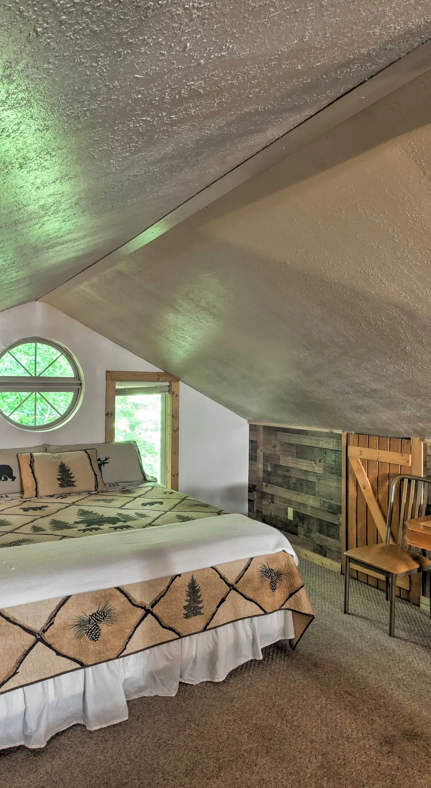 Tenn River Cabin w/ Hot Tub - 10 Mi to Chattanooga