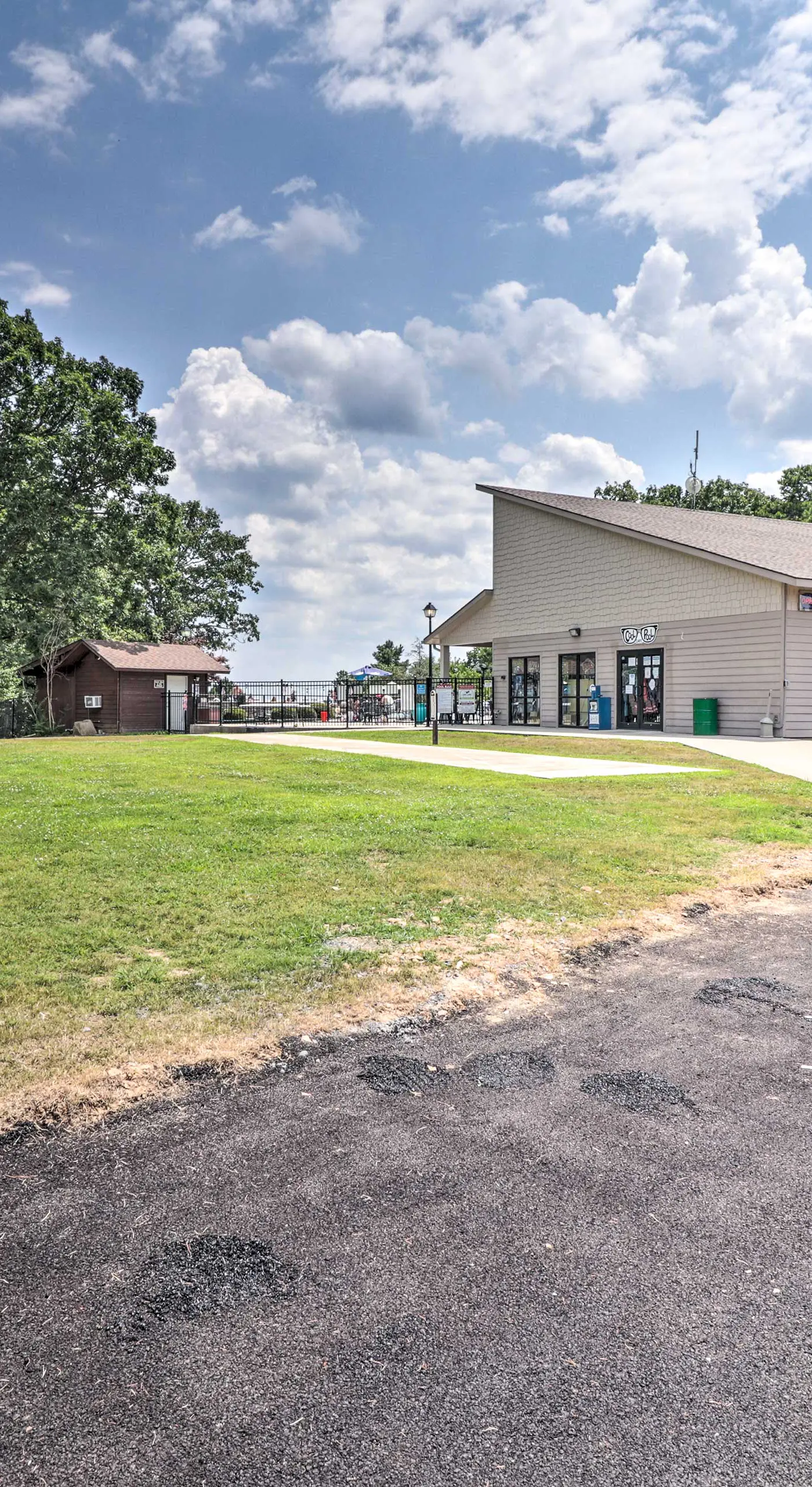 4 Mi to Greers Ferry Lake: Condo w/ Deck & Balcony