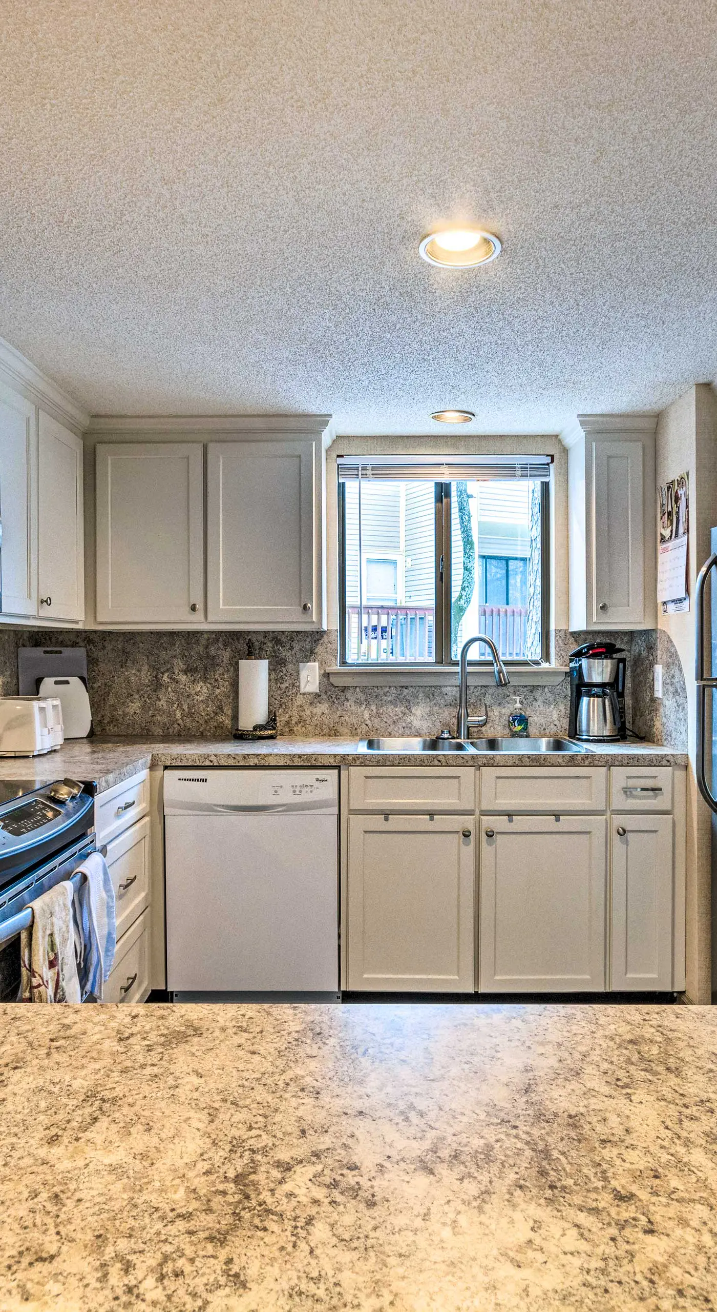 Single-Story Fairfield Bay Condo w/ Deck!