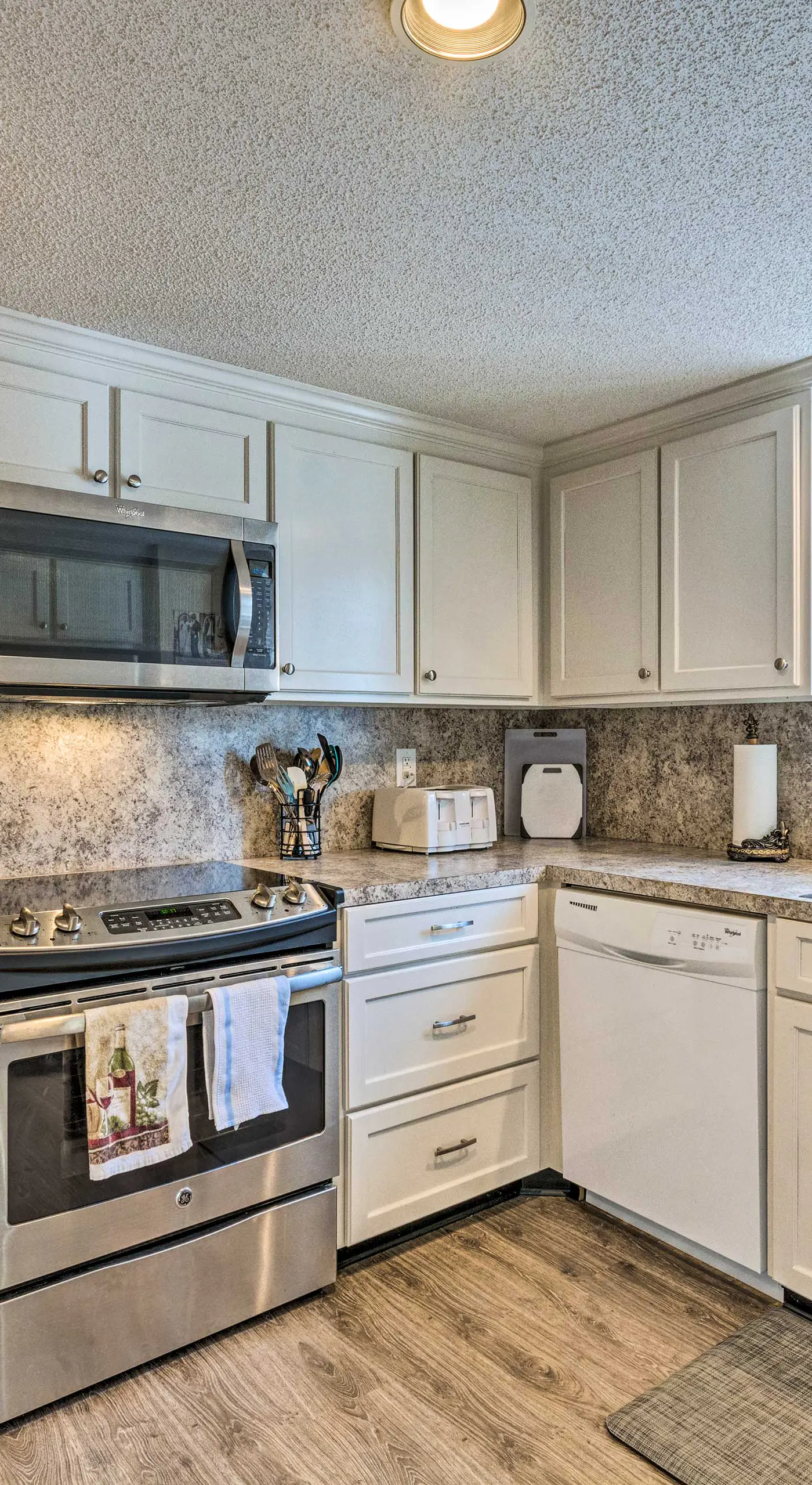 Single-Story Fairfield Bay Condo w/ Deck!