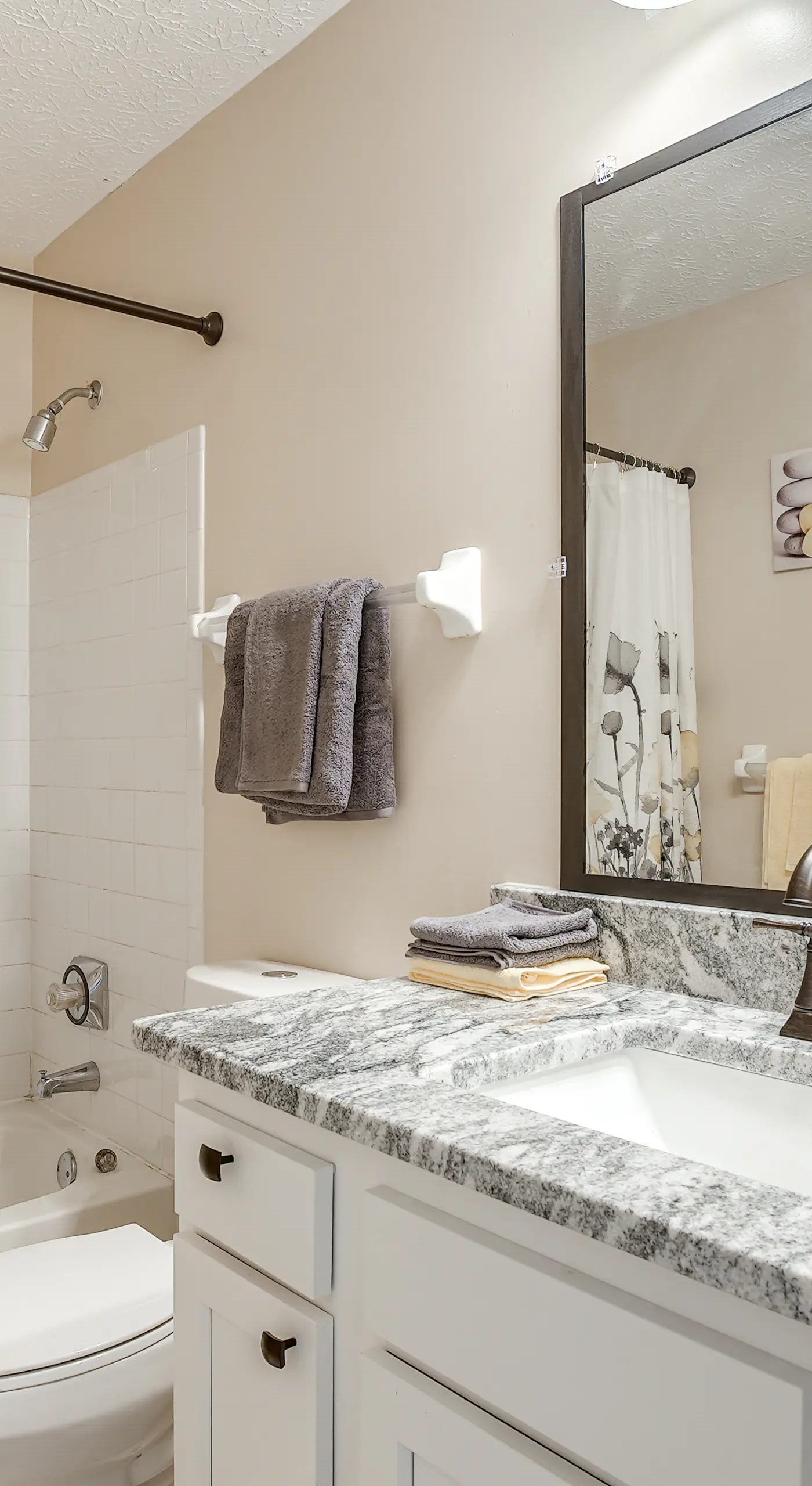 8 Mi to Downtown: Pet-Friendly Columbus Home
