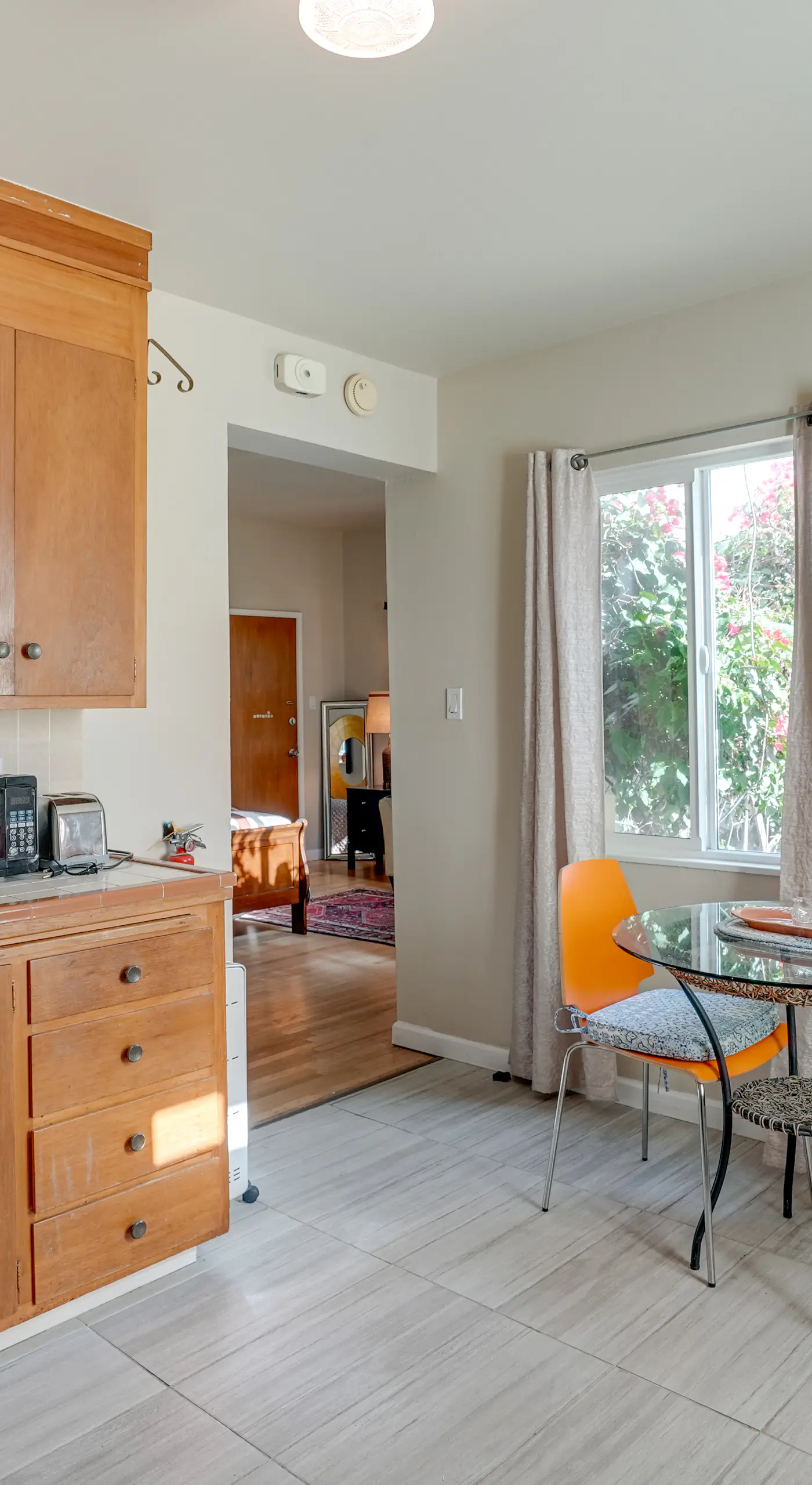 Downtown Oakland Studio, 6 Mi to Toll Plaza Beach!