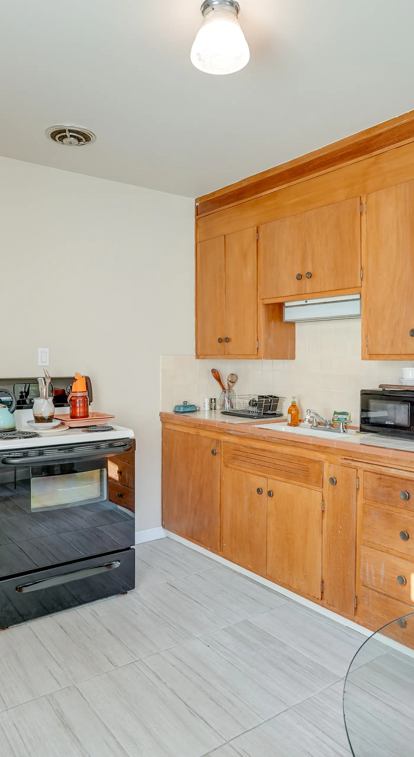 Downtown Oakland Studio, 6 Mi to Toll Plaza Beach!