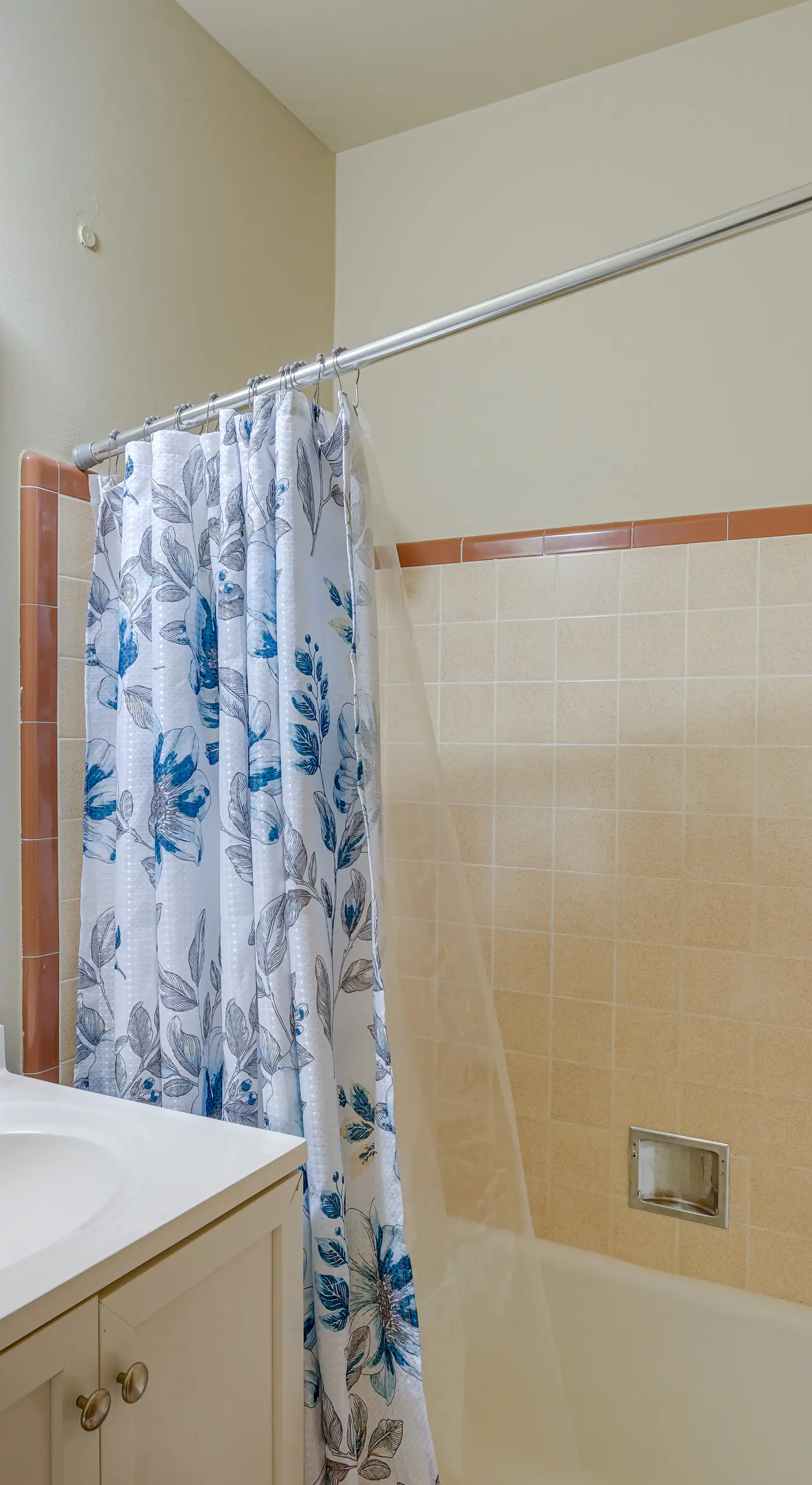 Downtown Oakland Studio, 6 Mi to Toll Plaza Beach!
