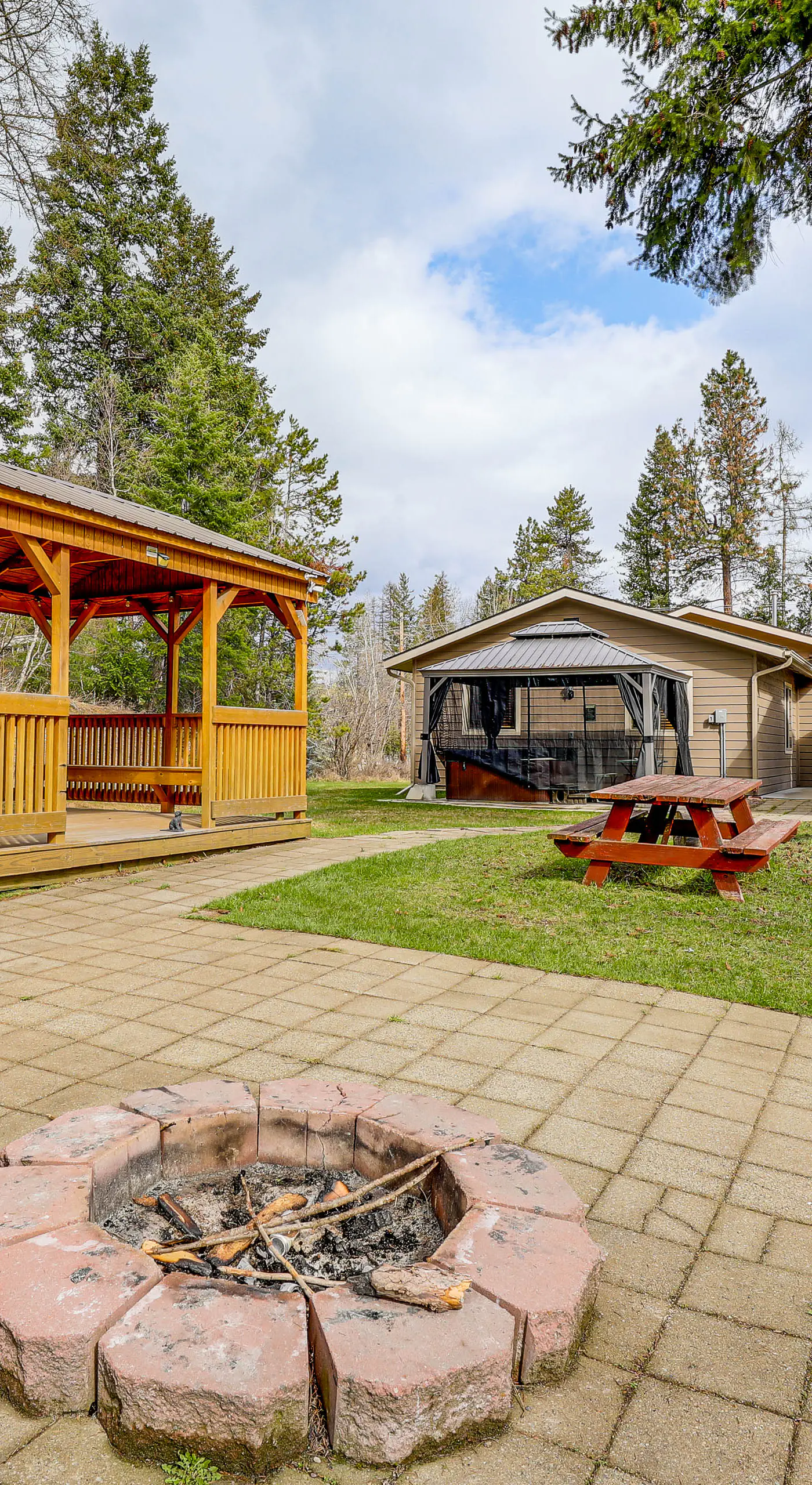 Columbia Falls Private Retreat: Pool Table & Deck!