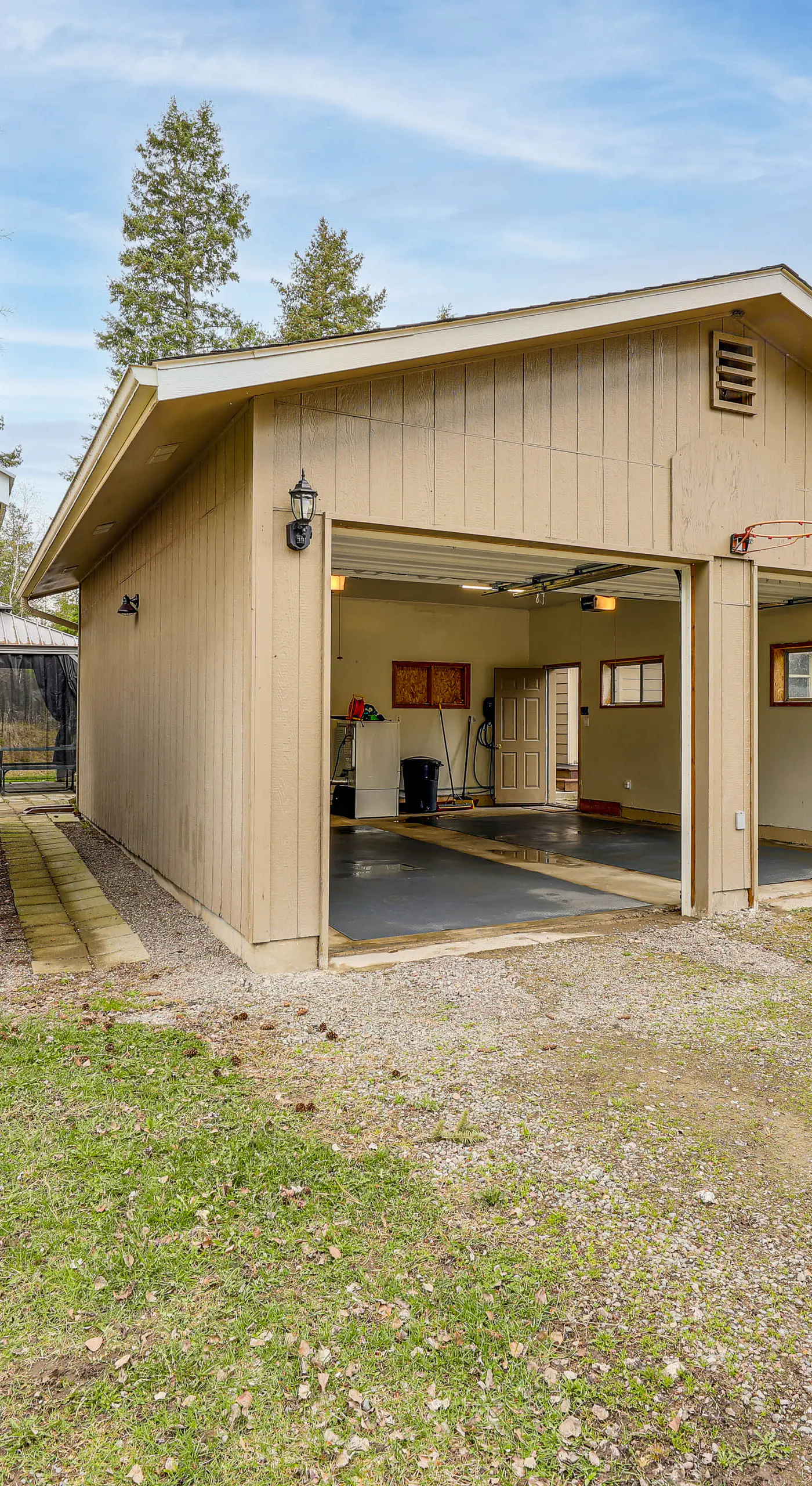 Columbia Falls Private Retreat: Pool Table & Deck!