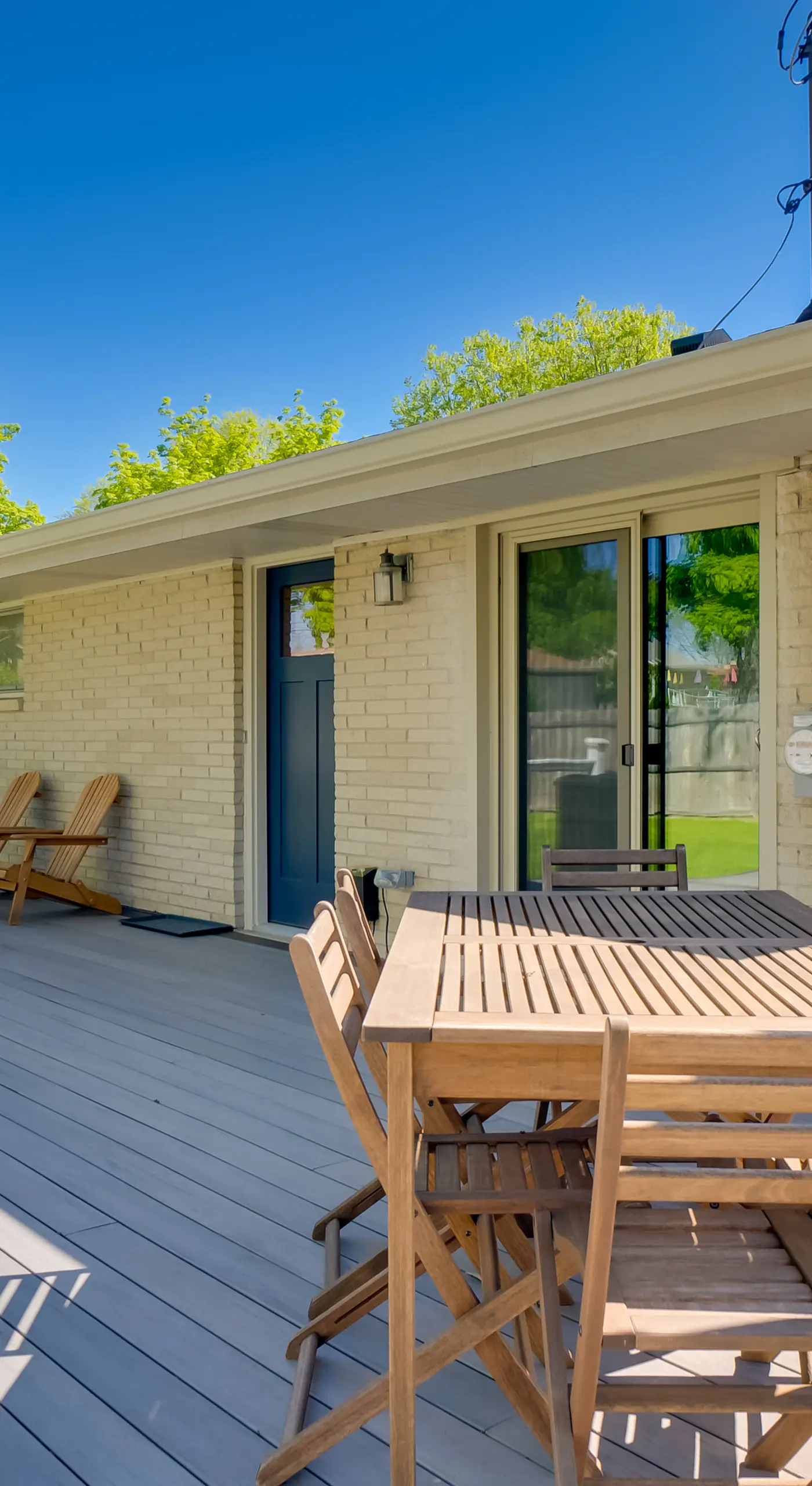 Cozy Milwaukee Apartment w/ Deck, 2 Mi to Airport!