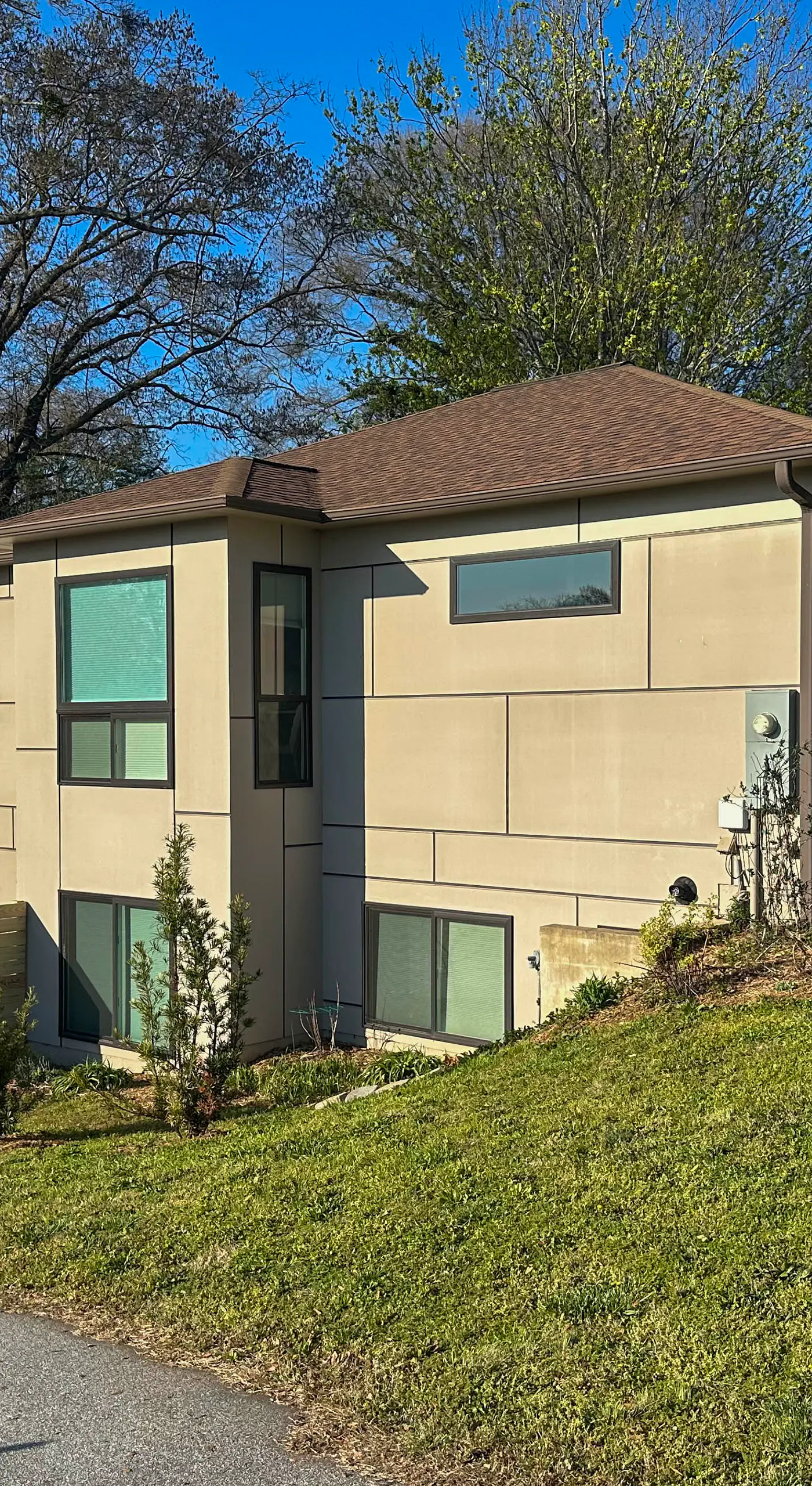 4 Mi to Dtwn Greenville: Group-Ready Home w/ Yard