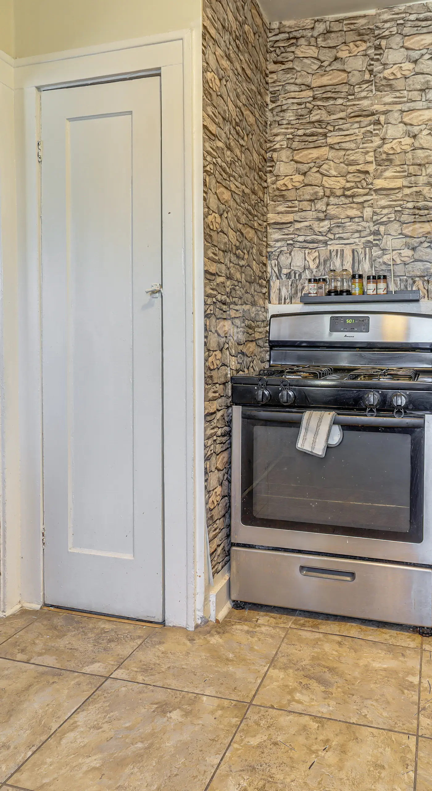 Urban Retreat 1 Mi to Riverfront! Detroit Duplex