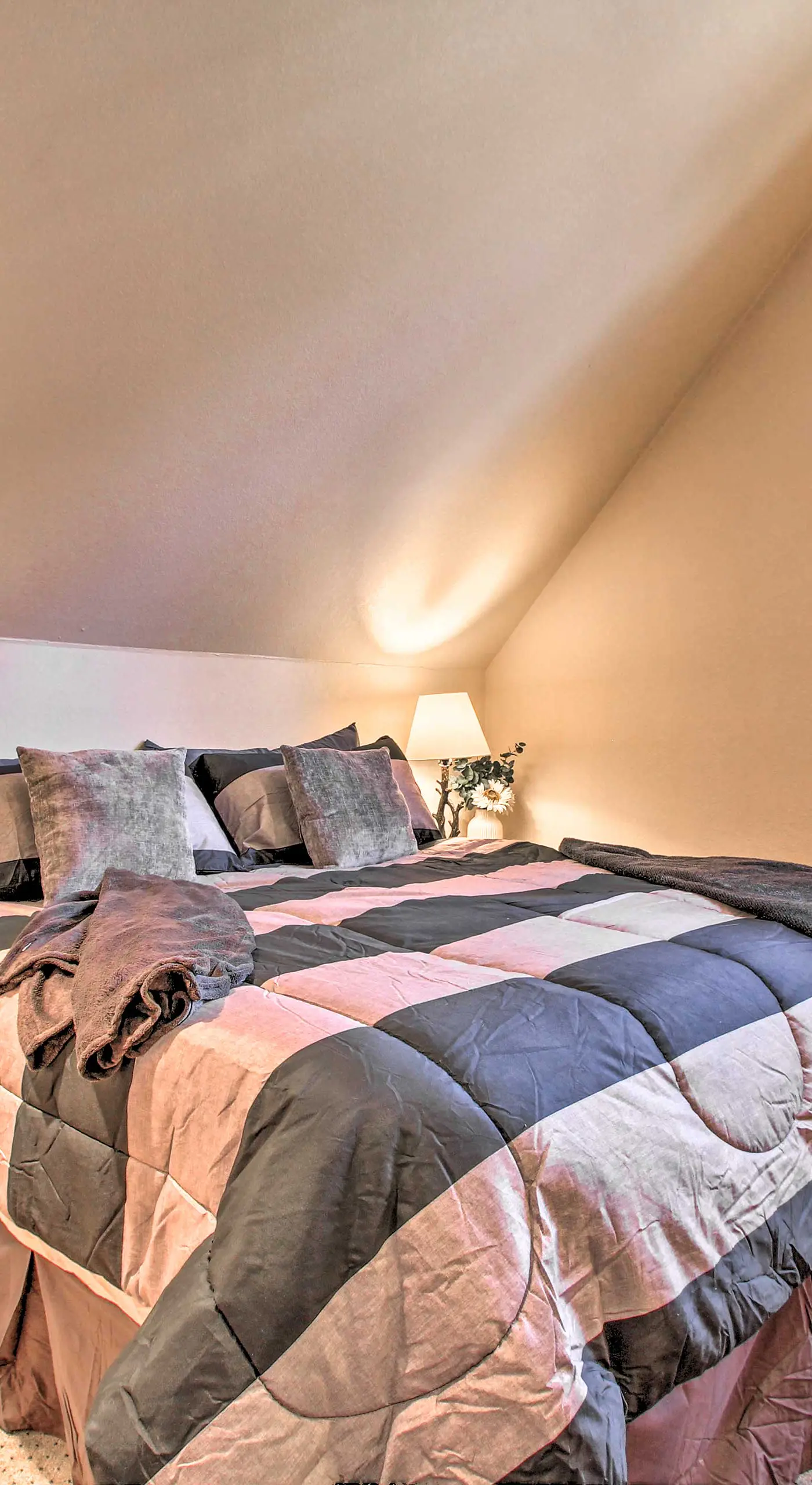 Klamath Falls Cabin Retreat w/ Deck & Grill!