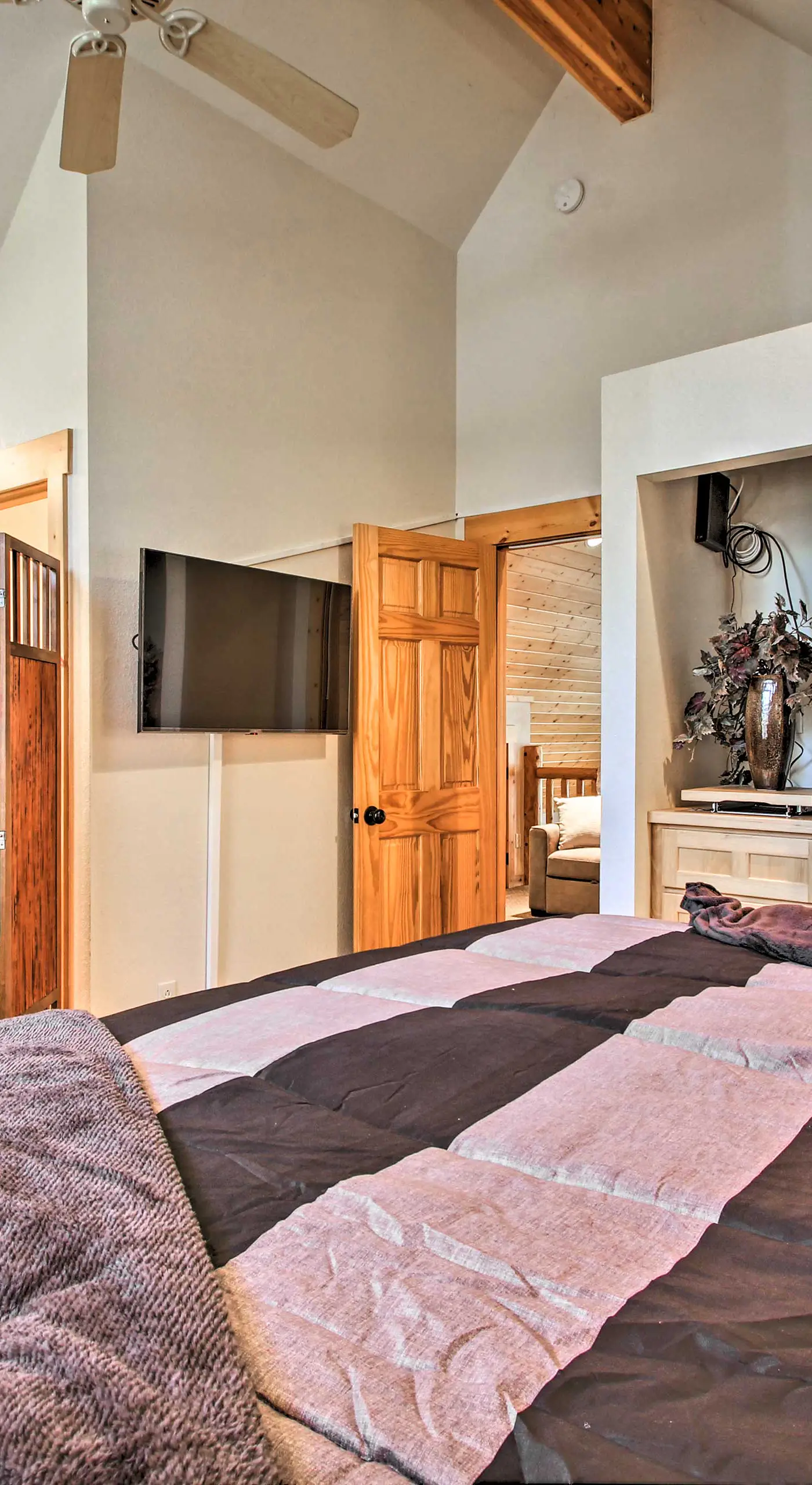 Klamath Falls Cabin Retreat w/ Deck & Grill!