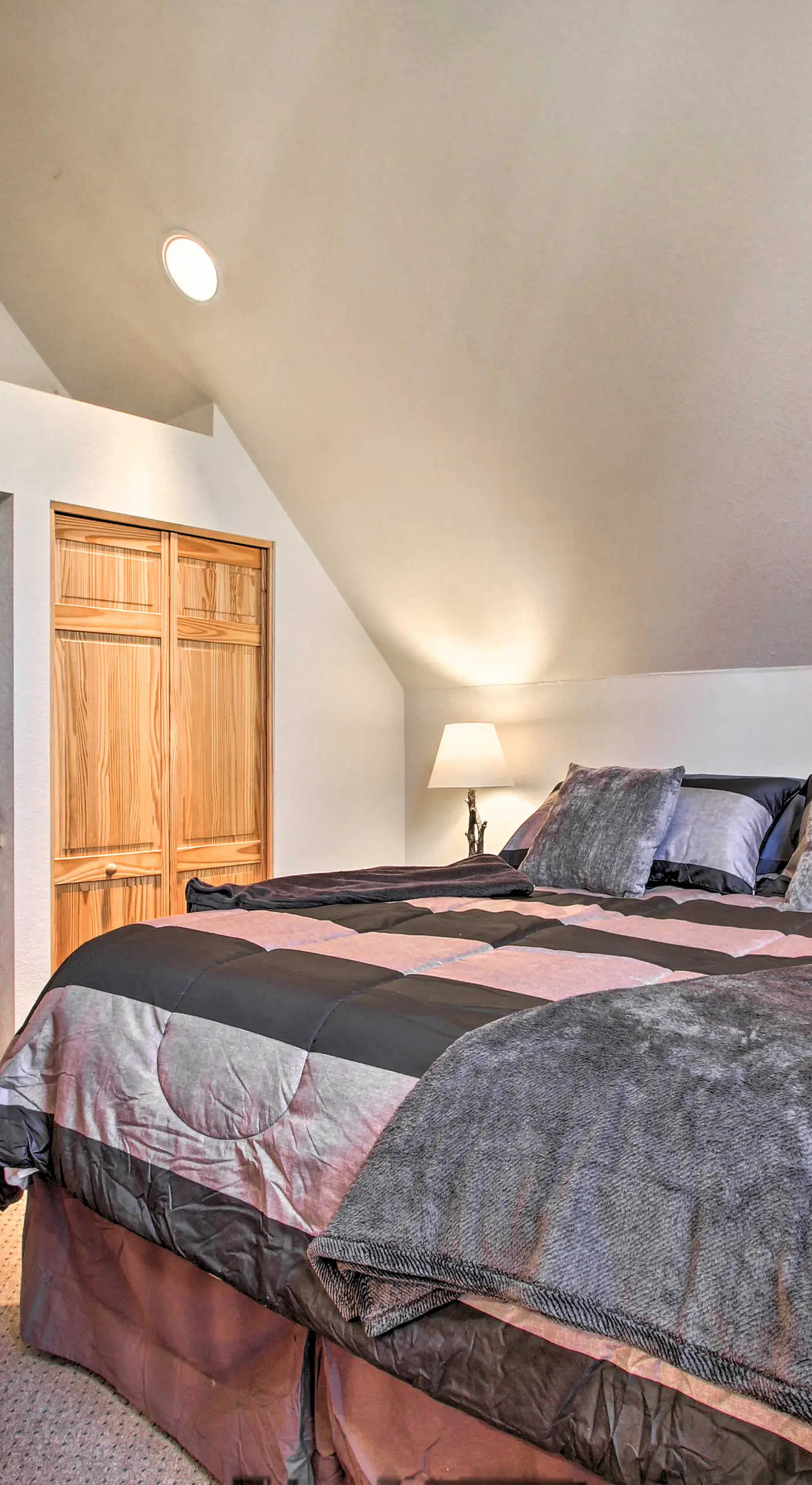 Klamath Falls Cabin Retreat w/ Deck & Grill!