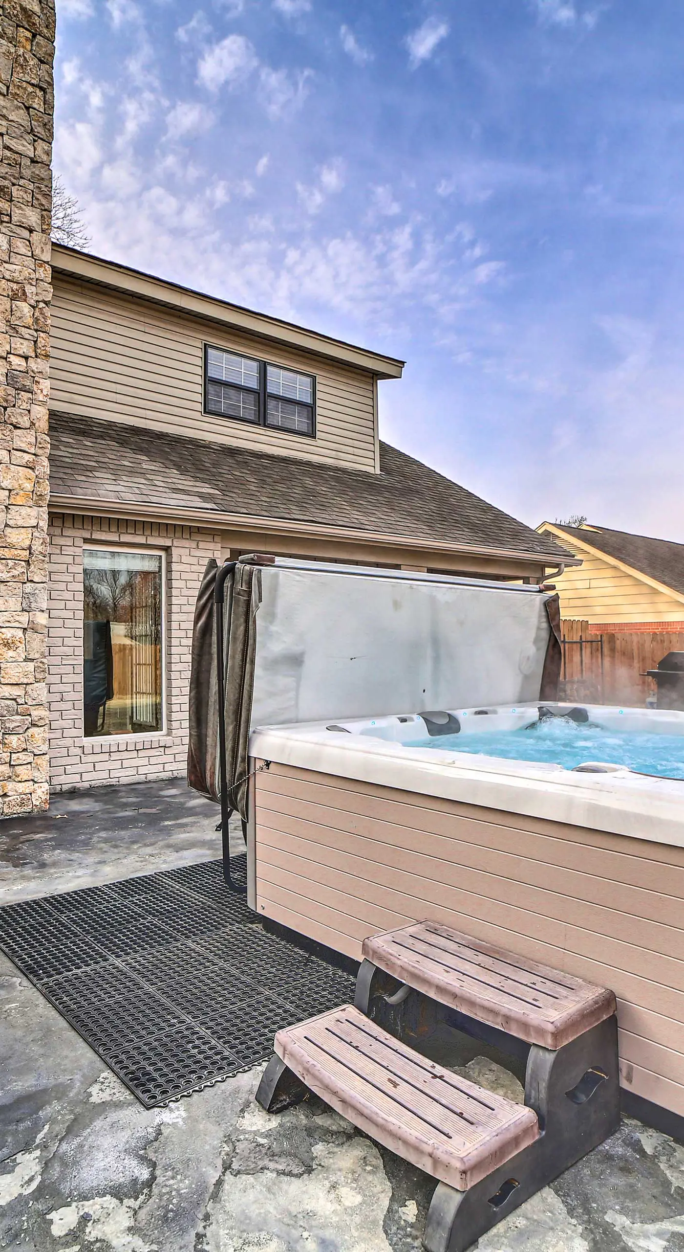 Immaculate 'Woodland View' Retreat w/ Hot Tub