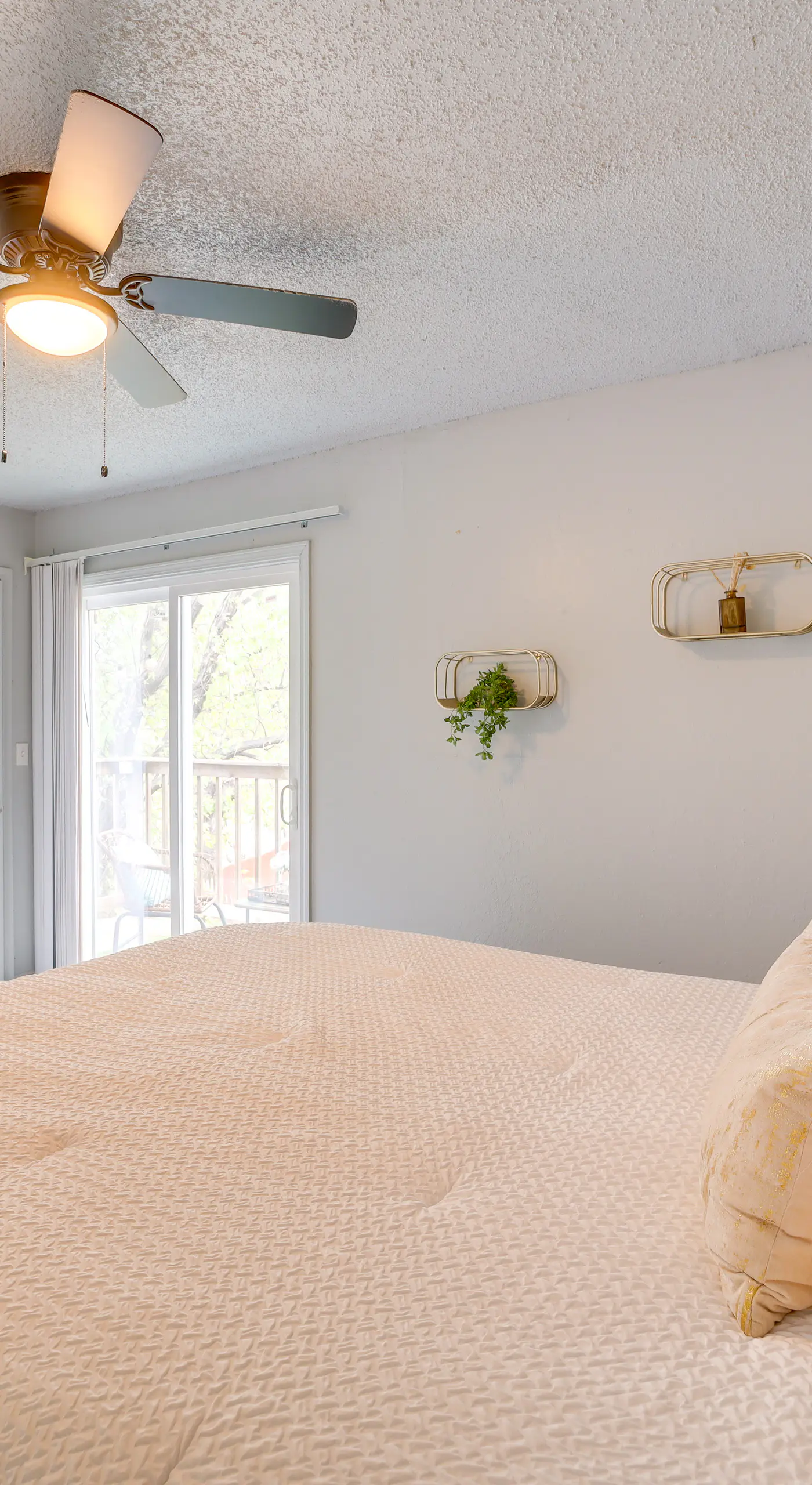 Pet-Friendly Retreat w/ Yard, 12 Mi to Dtwn Tulsa