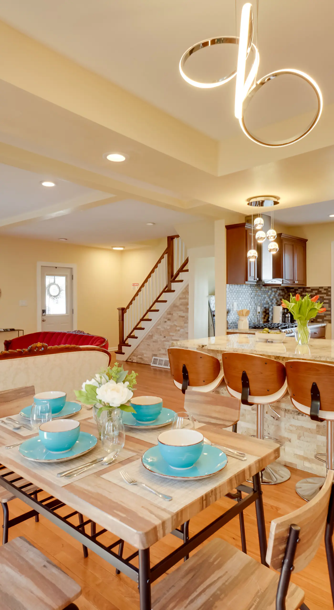 Walk to Kinnickinnic Ave! Newly Updated Abode