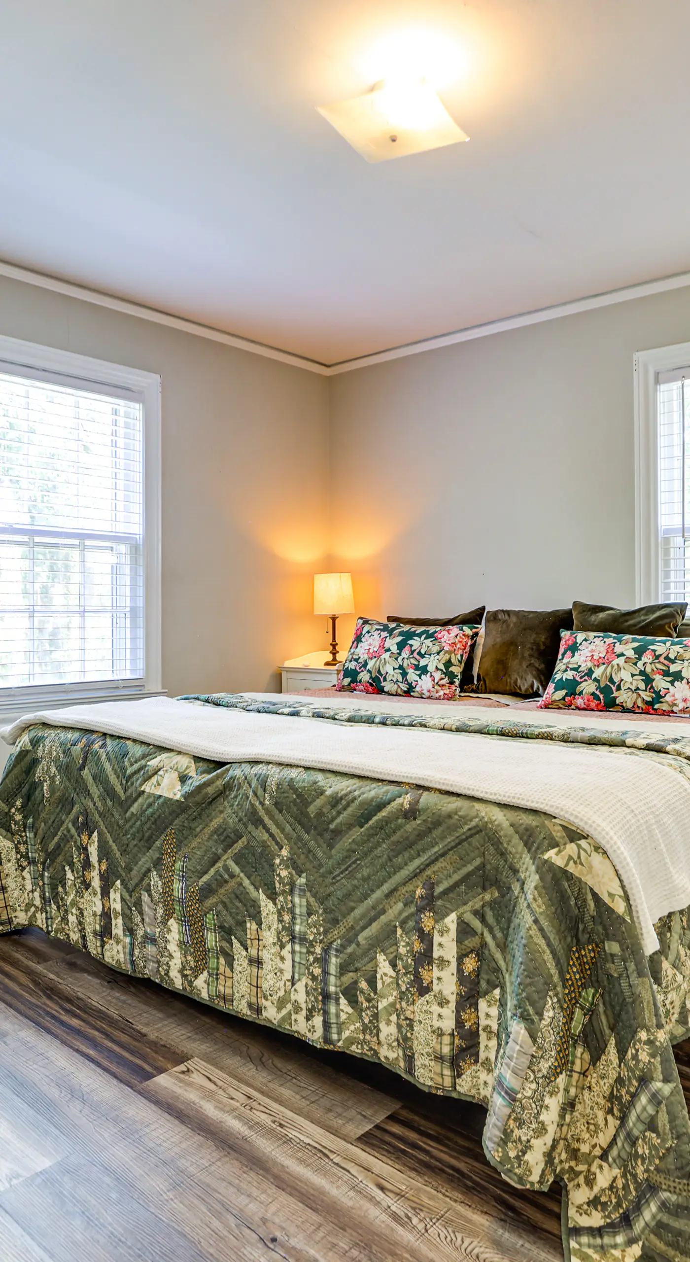 < 1 Mi to Paris Mtn State Park: Retreat w/ Deck!