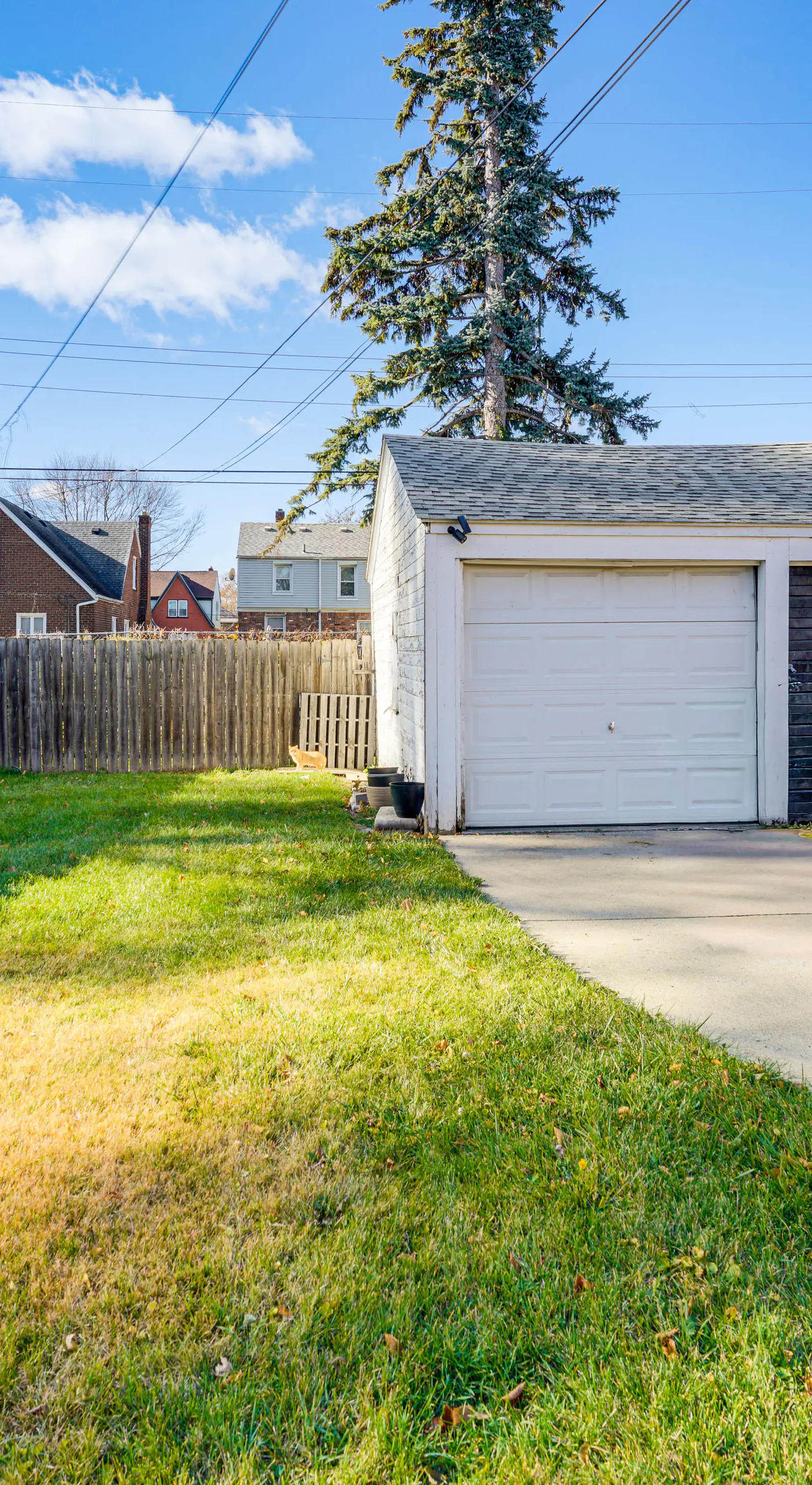 9 MI to Ford Field: Home Work Space & Yard!