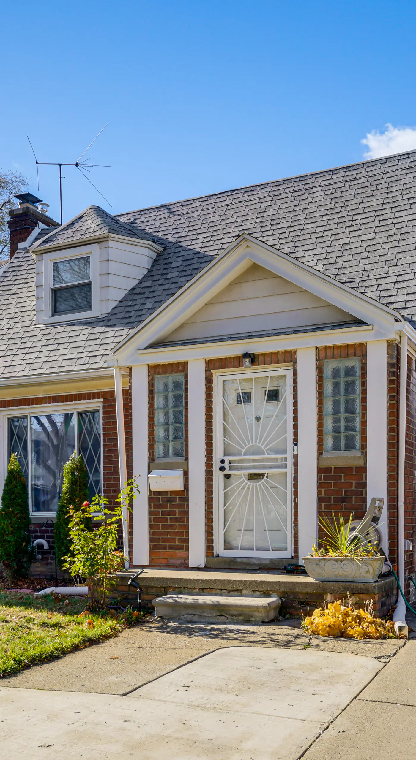 9 MI to Ford Field: Home Work Space & Yard!