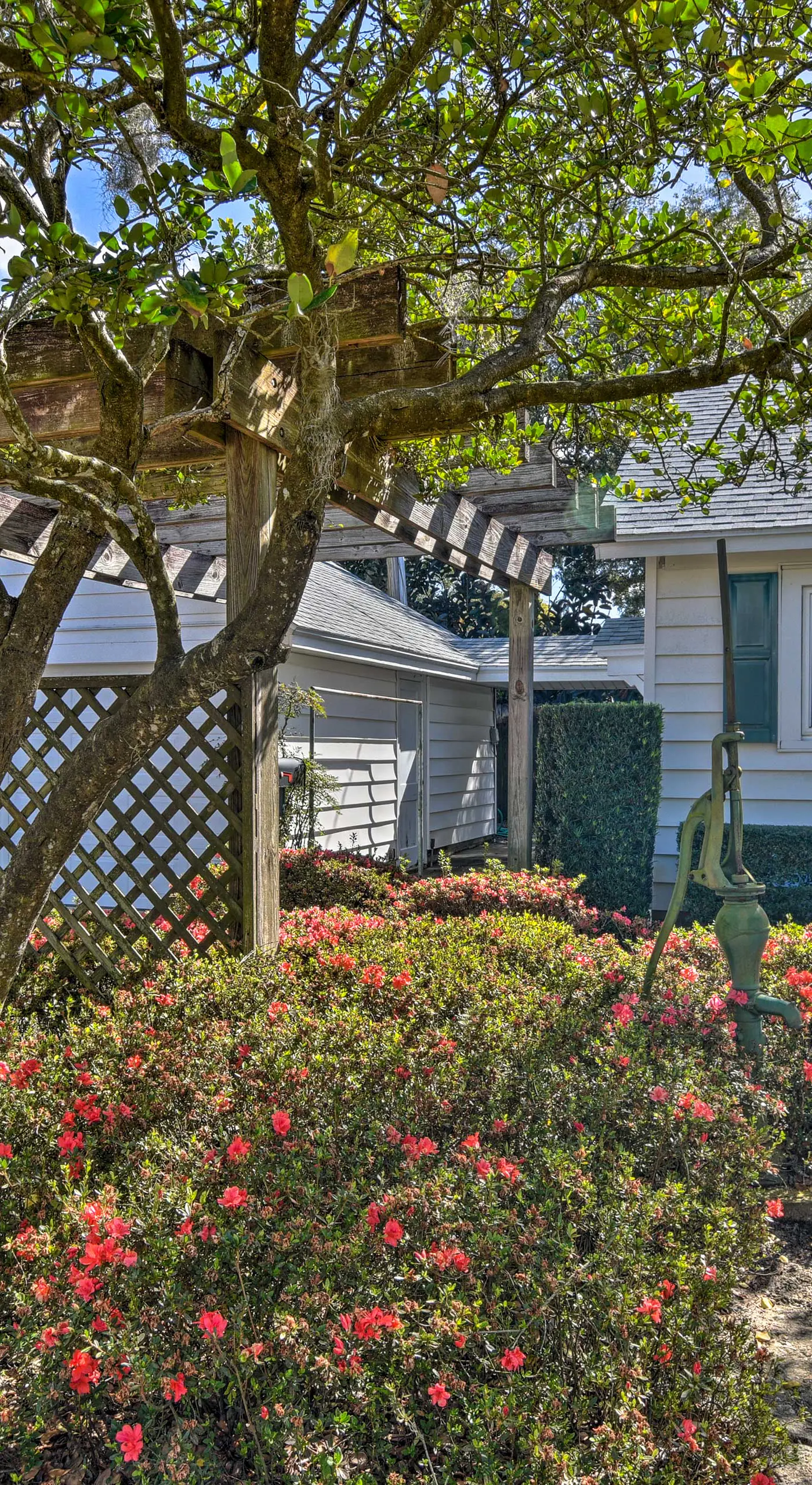 Cottage w/ Private Pool - Walk to Lake Wales!