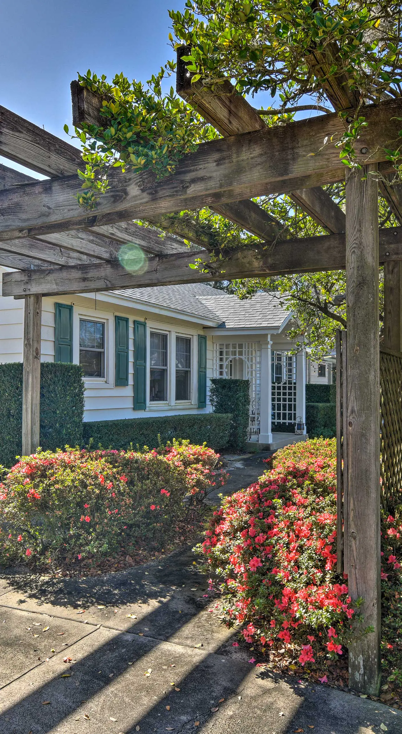 Cottage w/ Private Pool - Walk to Lake Wales!