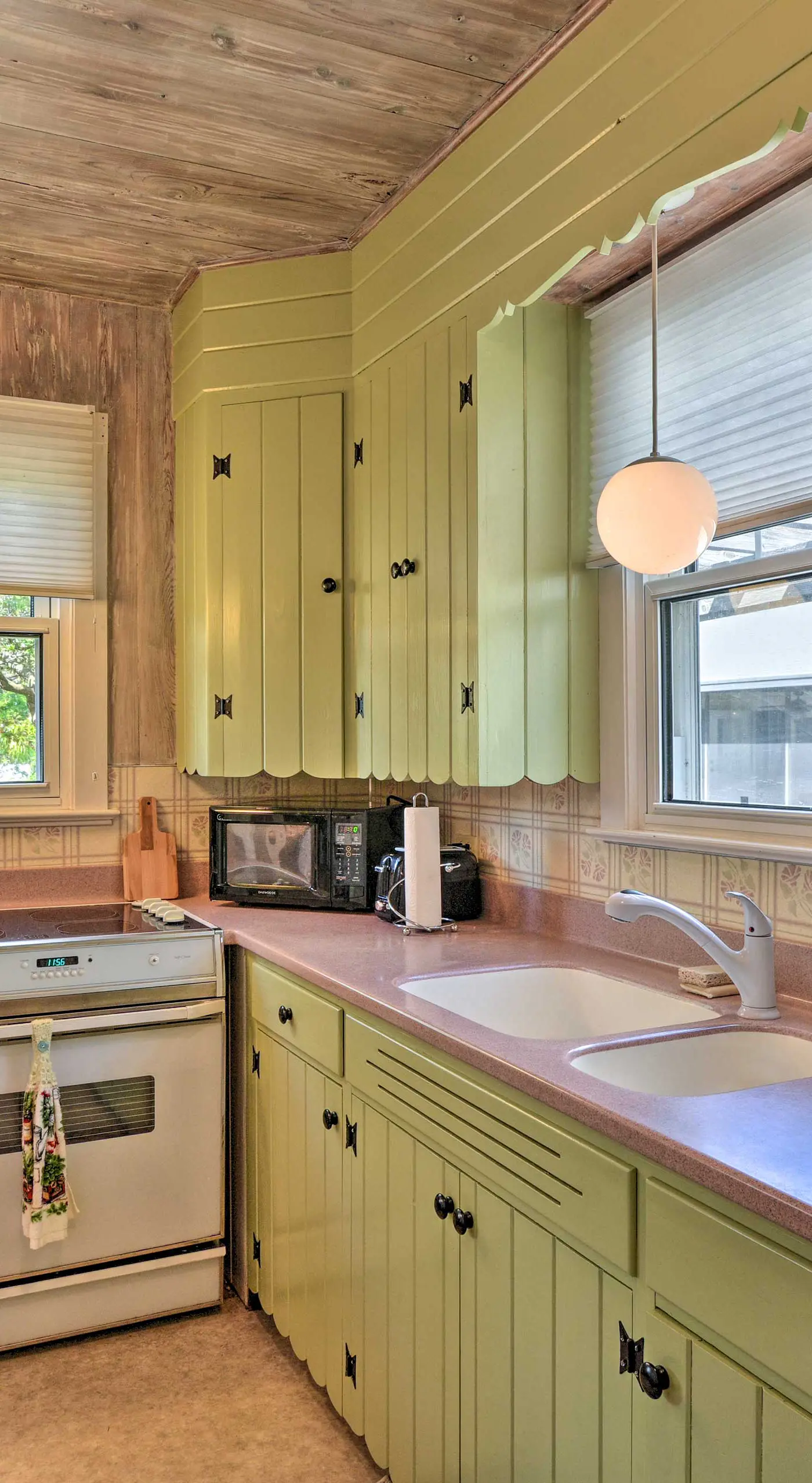 Cottage w/ Private Pool - Walk to Lake Wales!