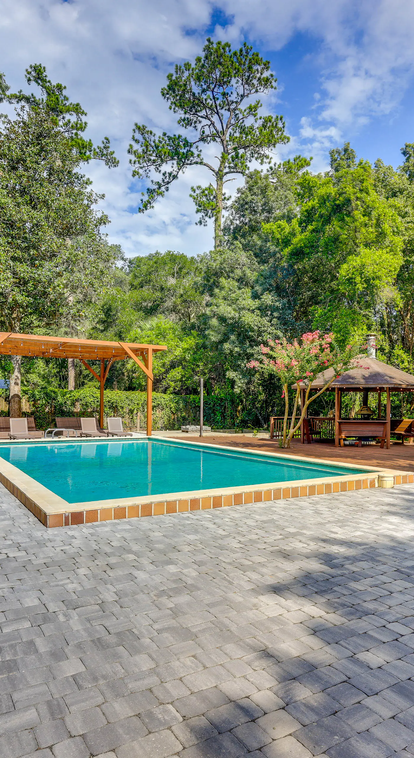 1 Mi to UF Campus: Group Retreat w/ Outdoor Oasis
