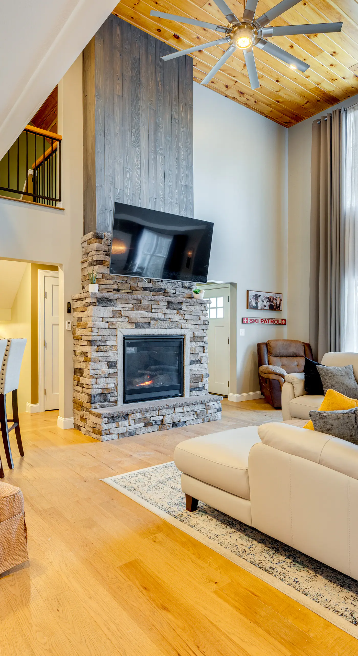 Mtn-View Gem w/ Hot Tub & Fire Pit in North Conway