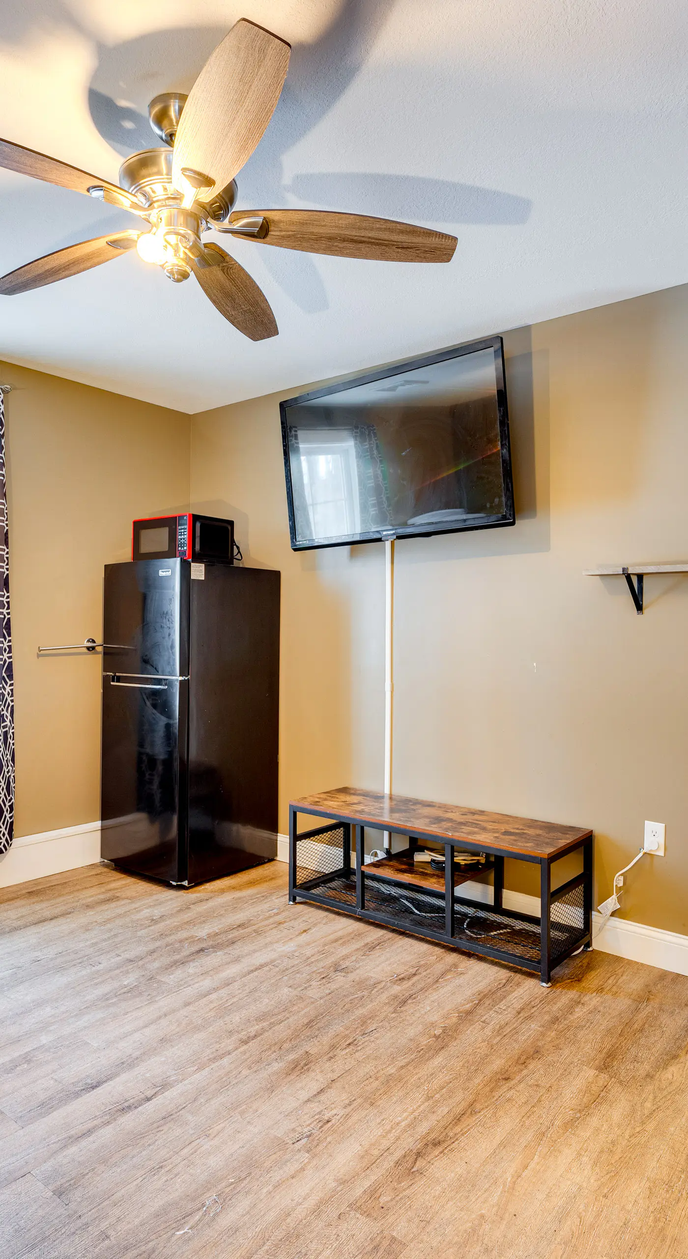 Mtn-View Gem w/ Hot Tub & Fire Pit in North Conway