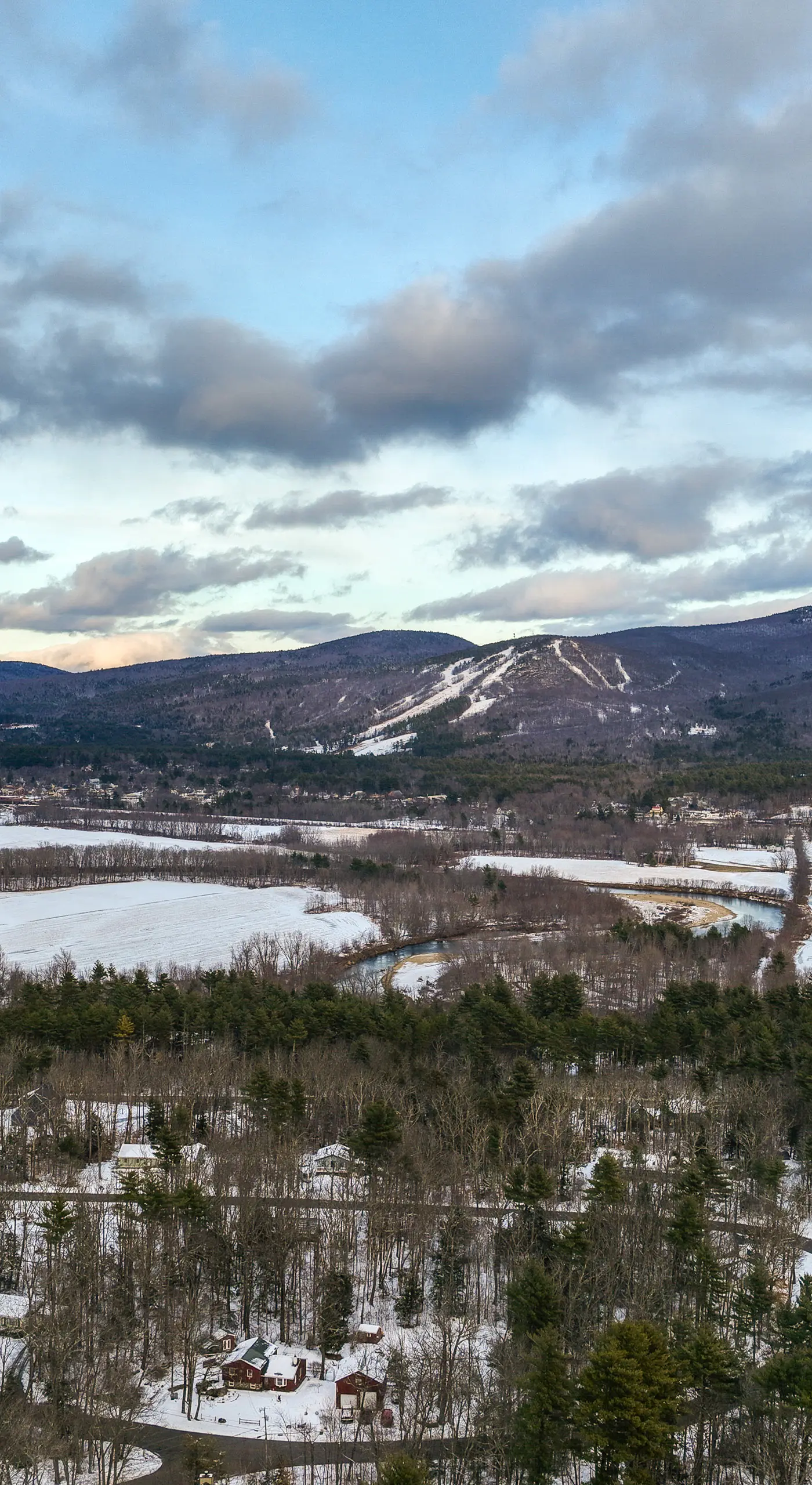 Mtn-View Gem w/ Hot Tub & Fire Pit in North Conway