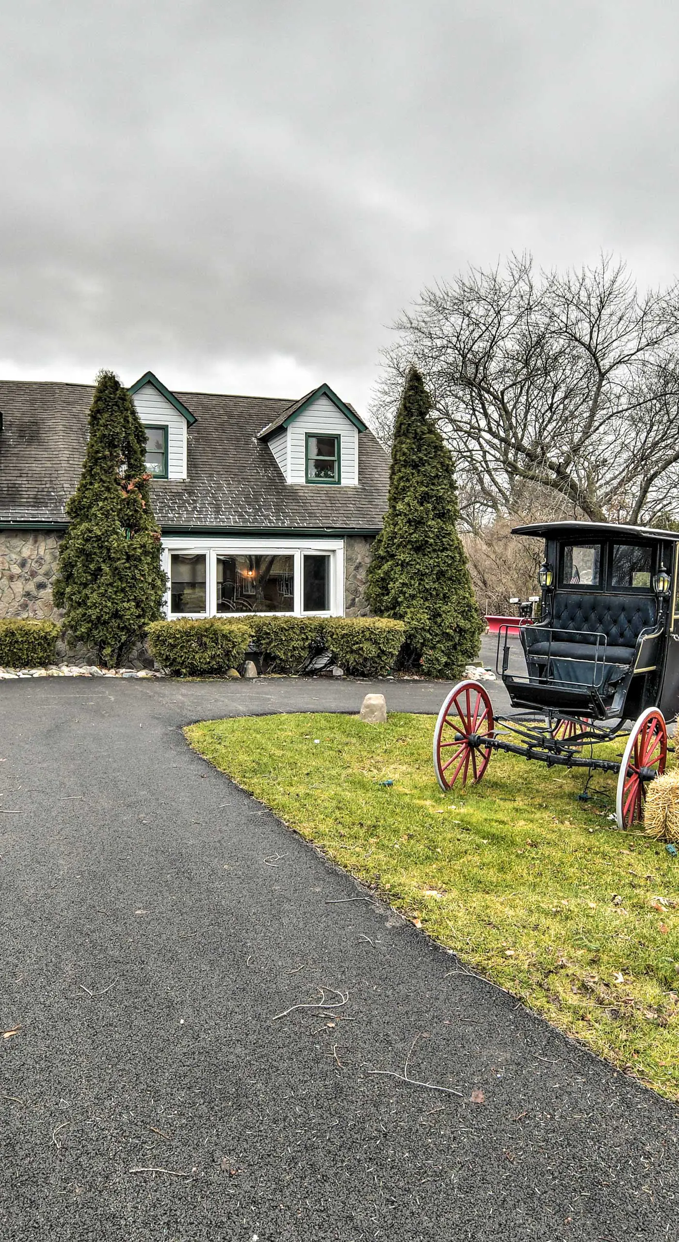 Pet-Friendly Bartlett Farmhouse w/ Deck!