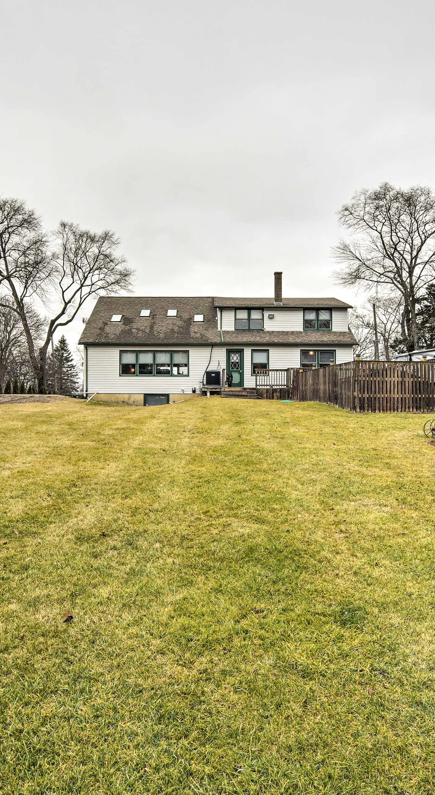 Pet-Friendly Bartlett Farmhouse w/ Deck!