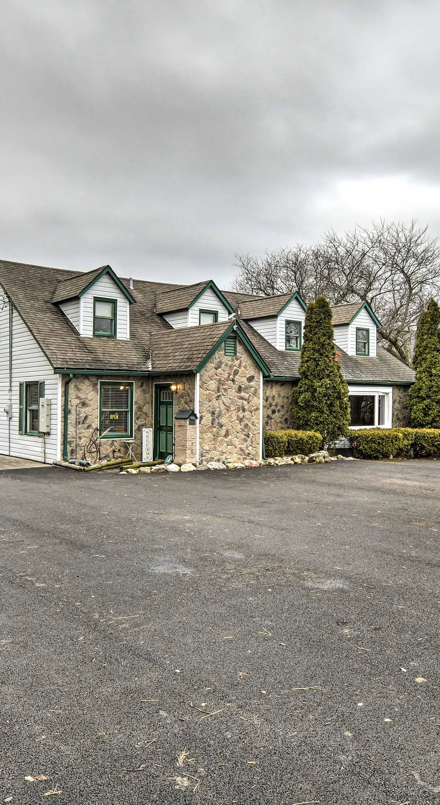 Pet-Friendly Bartlett Farmhouse w/ Deck!