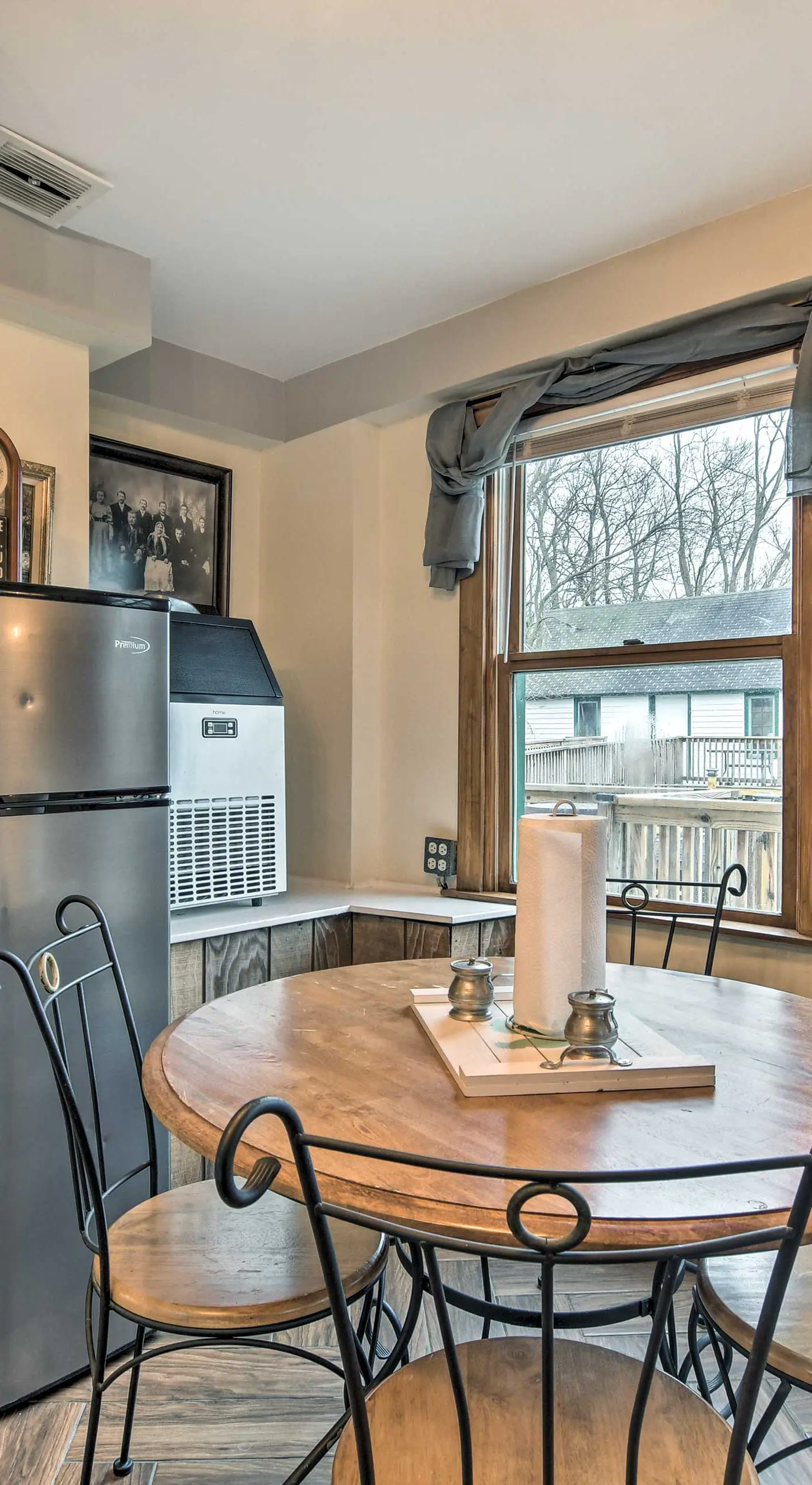 Pet-Friendly Bartlett Farmhouse w/ Deck!