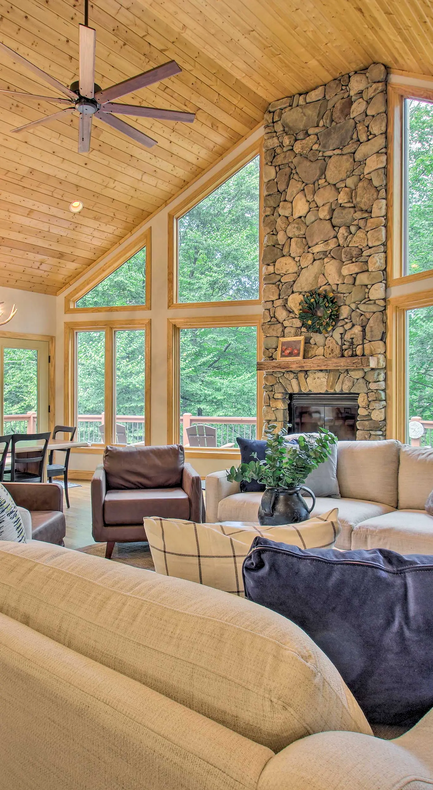 Luxe Wintergreen Resort Escape w/ Hot Tub!