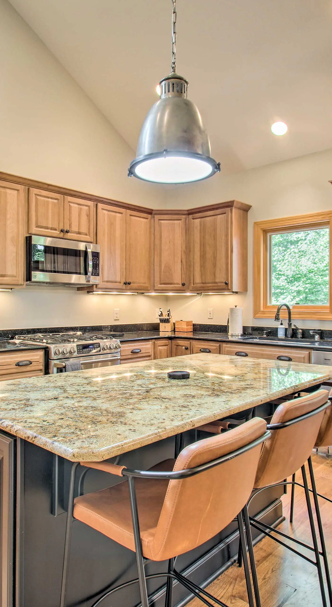 Luxe Wintergreen Resort Escape w/ Hot Tub!